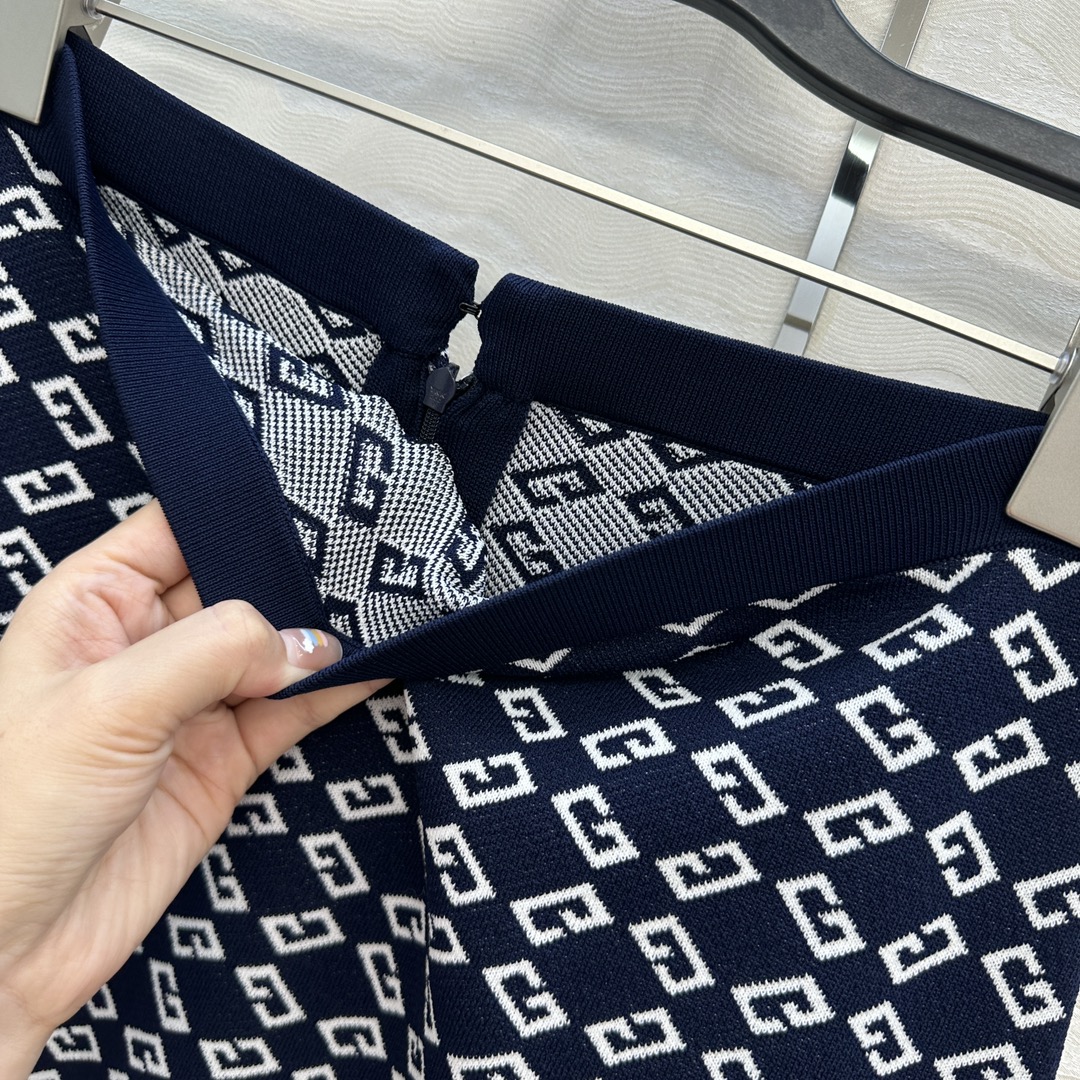 独家首发❤️原单品质！25s春夏 Gv度假新品针织半裙。定制海军蓝白提花撞色。18针徳国机圆桶提花双织工