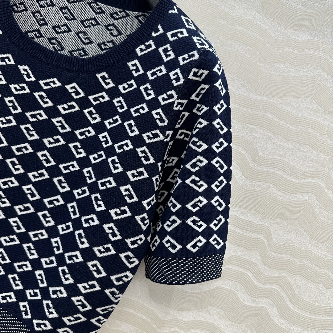 独家首发❤️原单品质！25s春夏 Gv度假新品针织短袖上衣。定制海军蓝白提花撞色。18针徳国机圆桶提花双