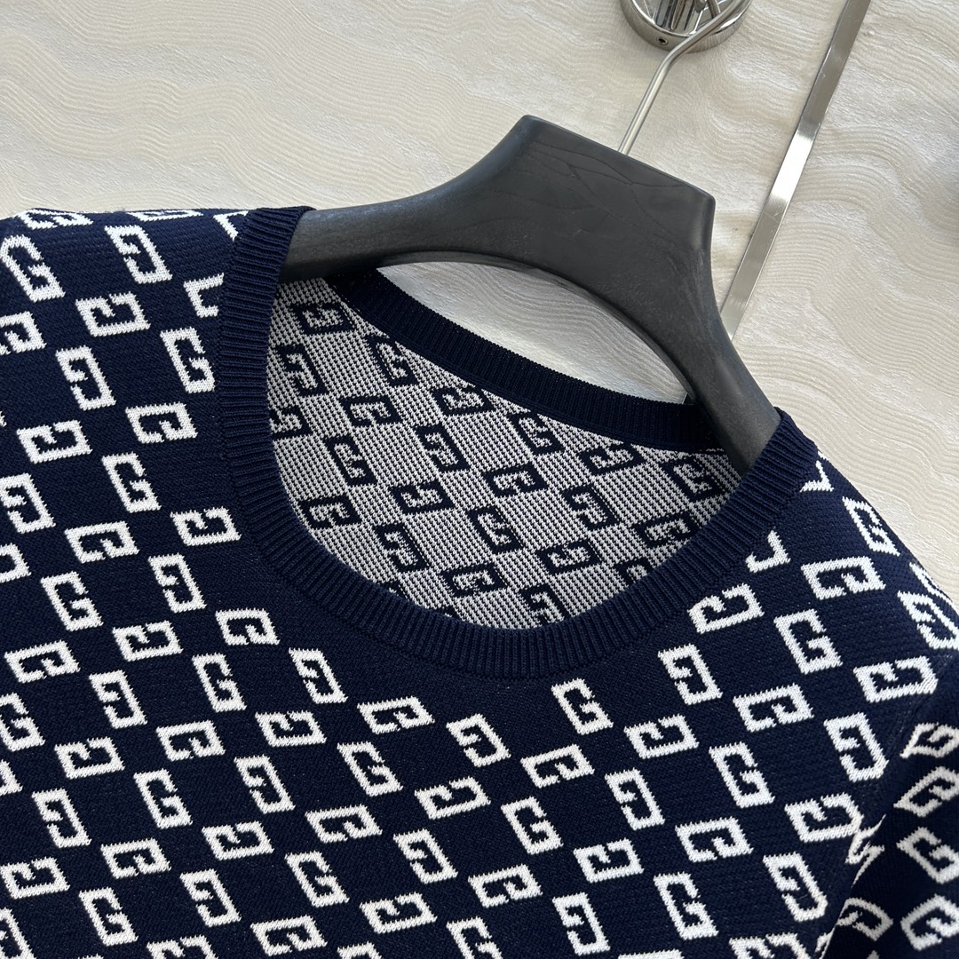 独家首发❤️原单品质！25s春夏 Gv度假新品针织短袖上衣。定制海军蓝白提花撞色。18针徳国机圆桶提花双