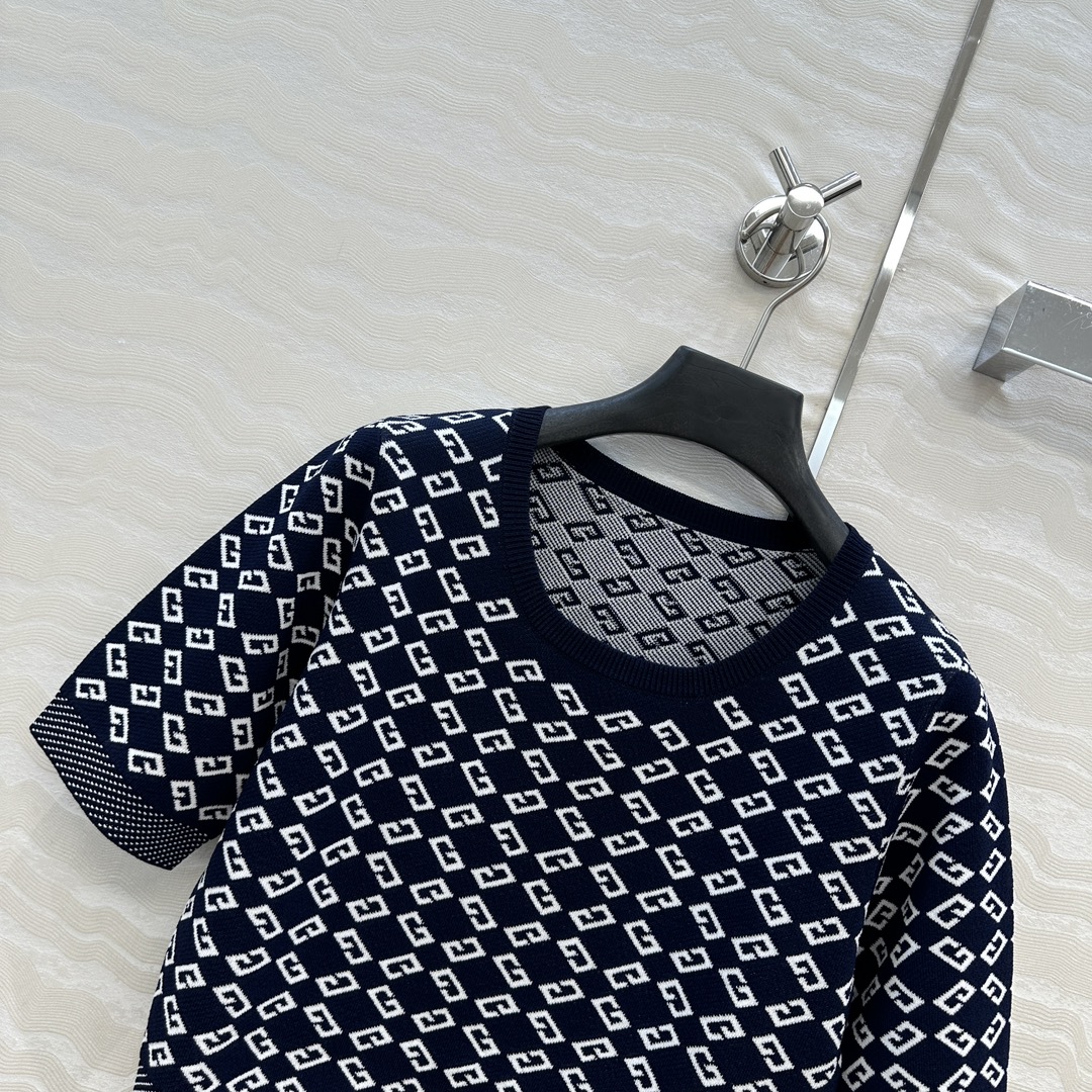 独家首发❤️原单品质！25s春夏 Gv度假新品针织短袖上衣。定制海军蓝白提花撞色。18针徳国机圆桶提花双