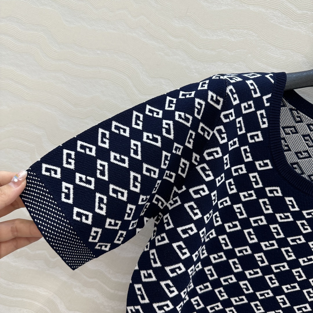 独家首发❤️原单品质！25s春夏 Gv度假新品针织短袖上衣。定制海军蓝白提花撞色。18针徳国机圆桶提花双