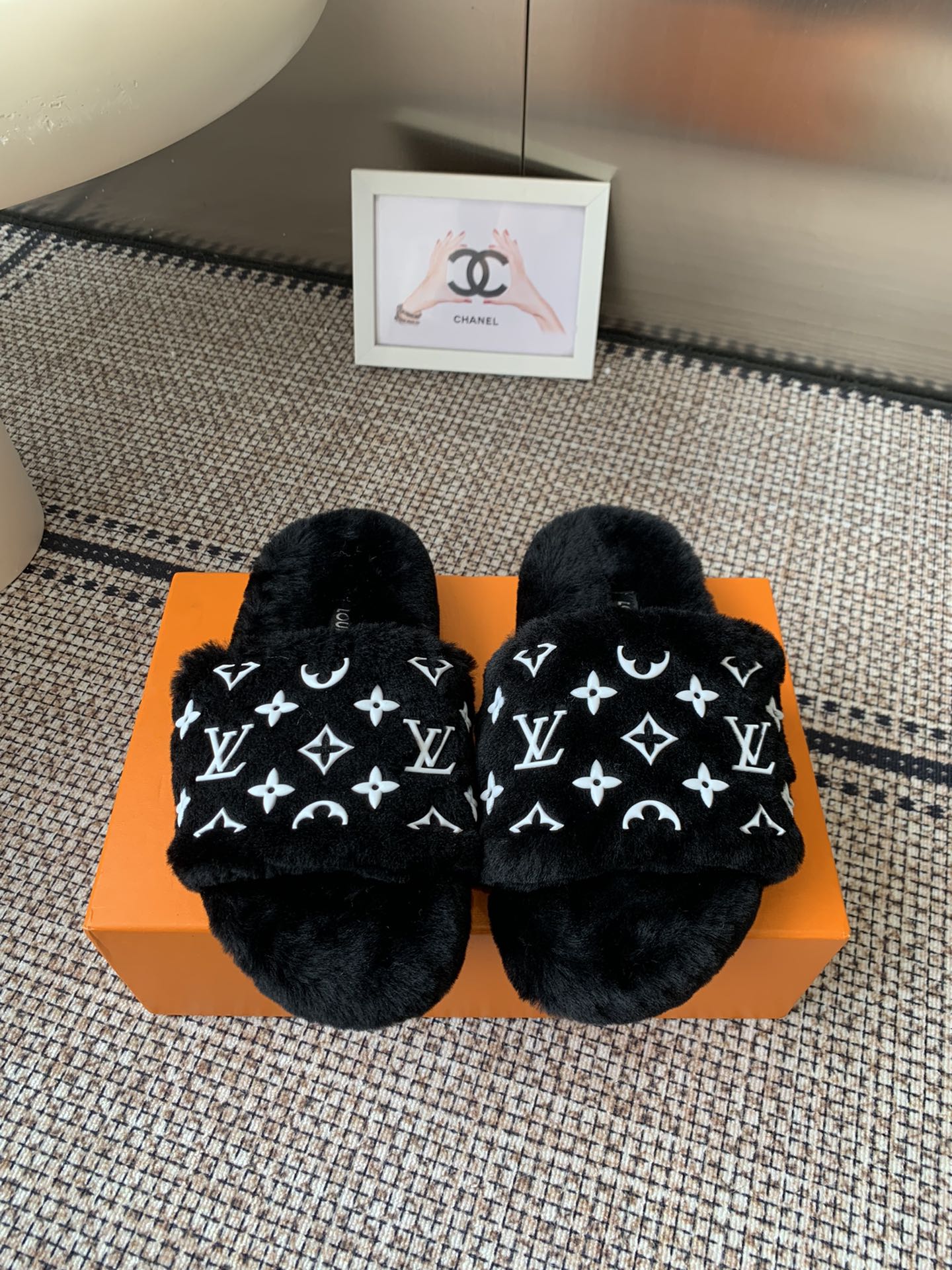 NO:511842,Louis vuitton 25ss autumn and winter new style flat wool slippers Super comfortable fleece slippers Simple and casual, fashionable and stylish, lazy and high-end, no one of the most comfortable slippers, good-looking and stylish on their feet, supreme, upper, inner footbed, full wool, size 35-41 (40 41 custom made, no return or exchange), fur shoes, louis vuitton, slippers19860909Louis vuitton 25ss秋冬新款 平底羊毛拖鞋 超舒适的毛拖 简约随性 时髦有范 慵懒又不乏高级感 最舒适的拖鞋没有之一 随意上脚都好看有型 绝绝子 鞋面 内里 垫脚 全羊毛 码数35-41（40 41订做不退换）,毛毛鞋拖鞋,louis vuitton,slippers,Women's Shoes