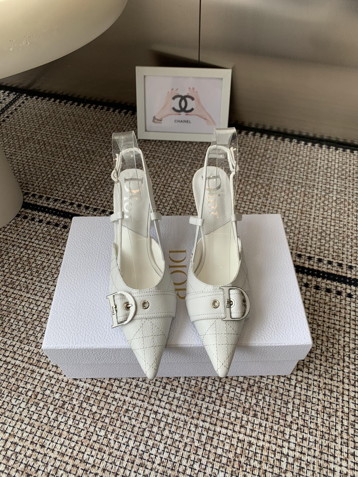 NO:511868,Dior 25 early spring new style, star-like CD letter logo high heel sandals, very comfortable to wear, medium toe-cushioned high heels, top high-end version on the market, the upper is imported embroidered mixed-bred sheepskin water-dyed sheepskin lining/foot-pad Italian genuine leather outsole, heel height 8.5cm, size 34-42 (34 40 41 42 customized), high heels sandals, dior, dior, sandals, high heels, sheepskin, Leather soles19860909Dior 迪奥 25早春新款 明星同款CD字母logo高跟凉鞋 穿着非常舒适 中古鞋头垫绣高跟鞋 市面顶级高端版本 鞋面采用进口压纹混种羊皮水染羊皮内里/垫脚意大利真皮大底 跟高8.5cm 码数34-42（34 40 41 42定做）,高跟鞋凉鞋,dior,dior,sandals,high heels,sheepskin,Leather soles,Women's Shoes