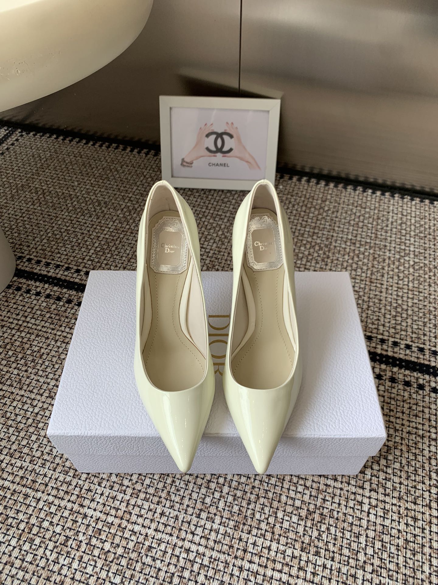 NO:484683,Dior 25ss Spring and summer new style, pointed toe high heels, single shoes, continue the eternal classic of D's home. This shoe is low-key and gorgeous, sexy and not ostentatious. The shoe style is a delicate style that everyone loves. It looks very slim. The entire curve of the side perfectly shows the curve of the foot. It has both mature and feminine taste and a hint of lively girlishness. It looks so good on the feet. Recommended patent leather upper, mixed-bred sheepskin in the inner, original Italian leather sole, heel height 7.5/10cm, size 35-39 (40.41.42 Customized, non-return and exchange), high heels, single shoes, dior, dior, high heels, sheepskin19860909Dior 25ss 春夏新款 尖头高跟 单鞋 延续D家永恒经典 这款鞋低调不失华丽 性感又不显张扬 鞋型是大家都爱的秀气款 非常非常显瘦 侧面整个弧度将脚部曲线完美展现 既有成熟女人味 又不乏一丝活泼少女感 上脚也太好看了 值得推荐 鞋面漆皮 内里混种羊皮 意大利原版真皮底 跟高7.5/10cm 码数35-39（40.41.42 定做不退换）,高跟鞋单鞋,dior,dior,high heels,sheepskin,Women's Shoes