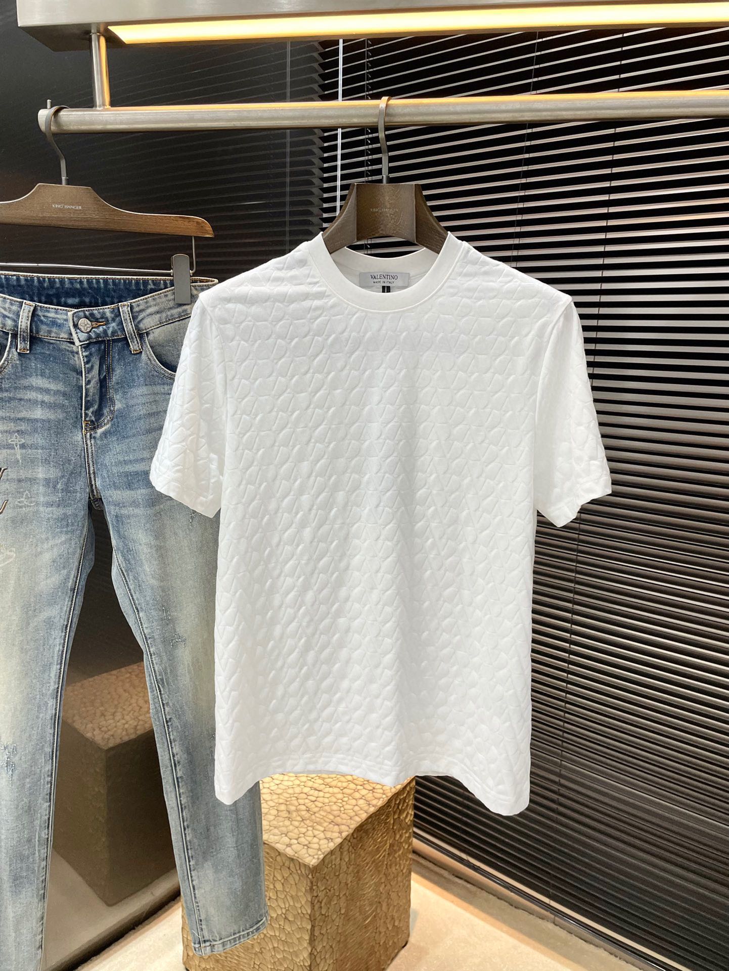 NO:474731,P VLTN- (Valentino) series VIP high-end customization 2025 spring and summer new short-sleeved style versatile styles anyone can easily control. Fully customized fabric, concave and convex jacquard craftsmanship, high-quality first-class modal fabric. The fabric feels soft and comfortable and soft on the upper body. The simple style is very classy, ​​simple and unique, and the style is very exquisite. It shows the aura and highlights the exquisiteness of business men!  Size M-3XL, valentino, T-shirt, alexander wang19860909P  VLTN-（华伦天奴）系列 VIP高级定制 2025春夏季新款短袖 百搭款式 任何人都可以轻松驾驭 面料全订制 凹凸提花工艺 高定一等品莫代尔面料 面料手感柔软,上身舒适柔软 简约的款式非常显档次,简约个性时尚,版型剪裁非常精致,显气场,又会凸显商务男士的精致！尺码 M-3XL,,valentino,T-shirt,alexander wang,Men's clothing