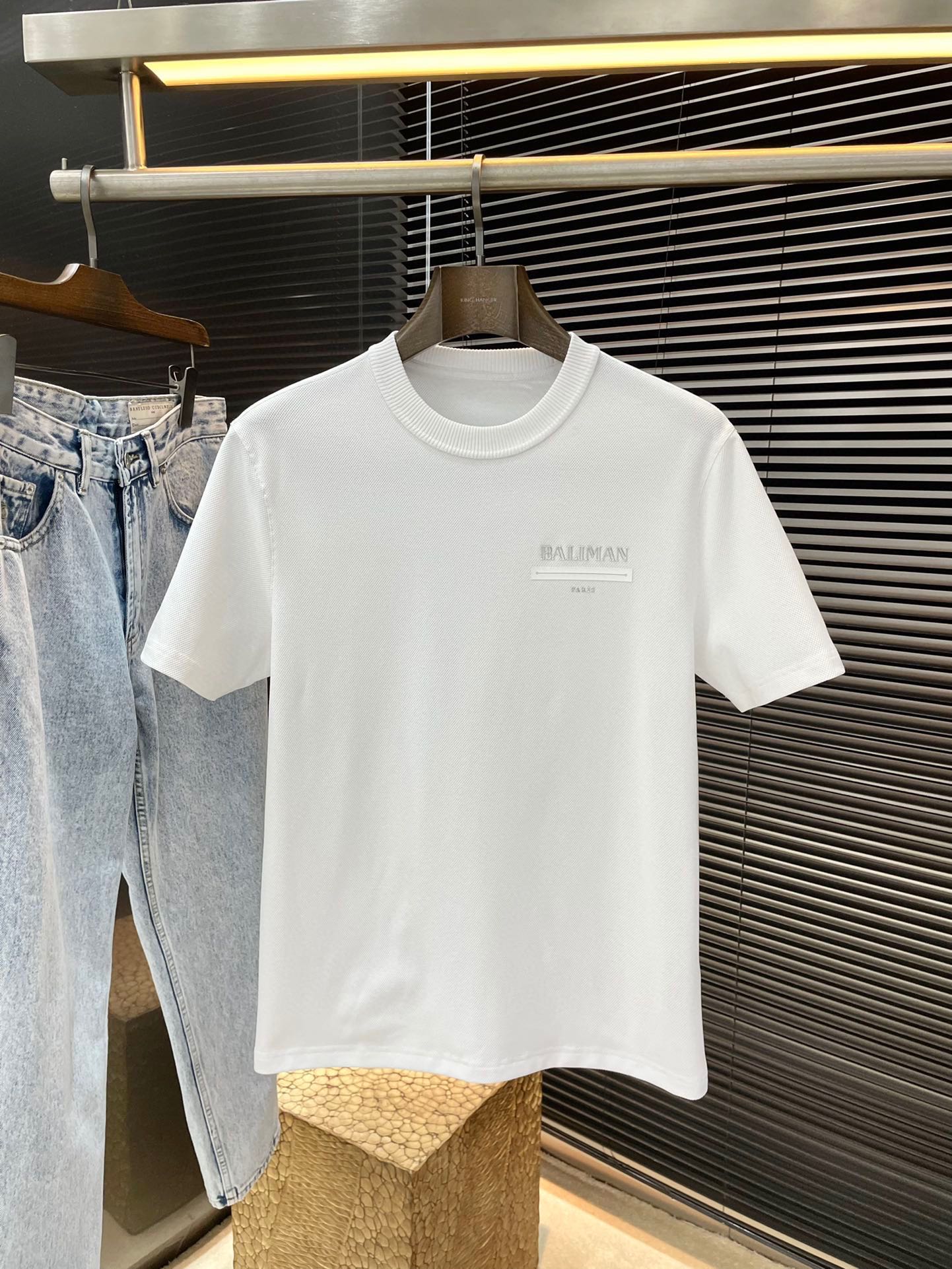 NO:472486,P BALMAIN series VIP high-end customization 2025 spring and summer new short-sleeved style versatile styles anyone can easily control. Fully customized fabrics, high-quality first-class mulberry silk fabric. The fabric feels soft and the upper body is comfortable and soft. The simple style is very classy, ​​simple and unique, fashionable, the style is very exquisite, showing the aura, and it will highlight the exquisiteness of business men!  Size M-3XL, balmain, balmain, T-shirt, alexander wang19860909P  BALMAIN（巴尔曼）系列 VIP高级定制 2025春夏季新款短袖 百搭款式 任何人都可以轻松驾驭 面料全订制 高定一等品桑蚕丝面料 面料手感柔软,上身舒适柔软 简约的款式非常显档次,简约个性时尚,版型剪裁非常精致,显气场,又会凸显商务男士的精致！尺码 M-3XL,,balmain,balmain,T-shirt,alexander wang,Men's clothing