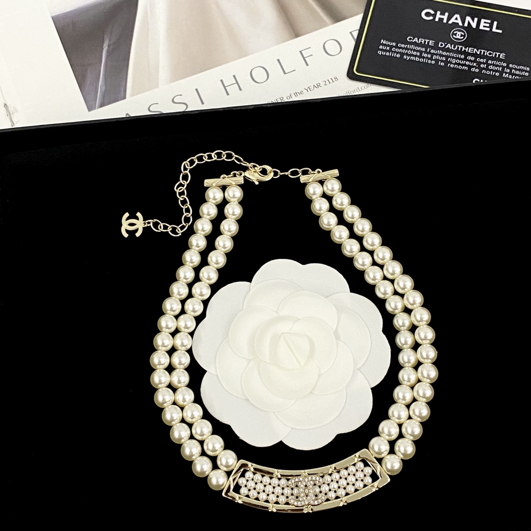 Elegante Chanel Dubbele Rij Parelketting met Rechthoekige Hanger - Tijdloze Klasse
