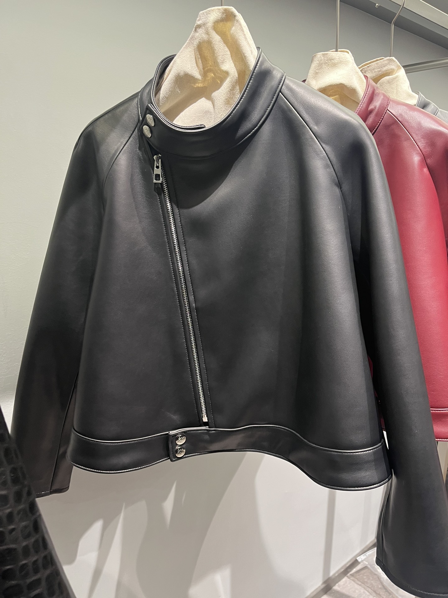 NO:742705,Loewe's sheepskin cape-type jacket has a fluffy feel and a very special design. It can also be made in green. All hardware is with logo, Loewe-clothing, loewe, jackets & coats, sheepskin,19860909罗意威羊皮斗篷型外套,蓬蓬感,很特别的设计,还有绿色也可以做的.五金全部带logo,罗意威-服装,loewe,jackets & coats,sheepskin,,Women's clothing