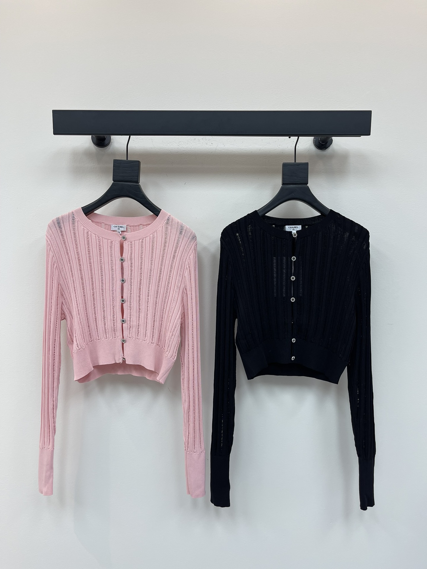 NO:454066,Chane*25 early autumn new pit-striped knitted cardigan custom YB imported yarn weaving, high-quality and comfortable texture, regular knitted cardigan cut, round neckline adjustment height adjustment, skin exposure and slimming, matched with the texture of the whole body vertical pit strip, highlight the brand's personality, highlight the high-end feeling of outfit, inclusive and slimming design, hem cuffs, edging threads, rhinestone double C-clamp buttons, make simple styles look exquisite and individual, and the outfit shows a relaxed tone, light luxury and fashionable temperament, can be worn alone, the first choice for fashionable outfits in all seasons SML, chanel, alexander wang19860909Chane*25早秋新款坑条针织开衫 定制YB进口纱线织造 质感高级舒适 常规针织开衫剪裁 圆形领口调节高度 露肤显瘦 搭配通体竖坑条纹理 彰显品牌个性 凸显穿搭高级感 包容显瘦设计 衣摆袖口包边螺纹 水钻双C襟扣 让简单款式穿出精致个性 穿搭尽显松弛调性 轻奢时髦气质 单穿叠穿均可 四季时尚穿搭首选 SML,,chanel,alexander wang,Women's clothing