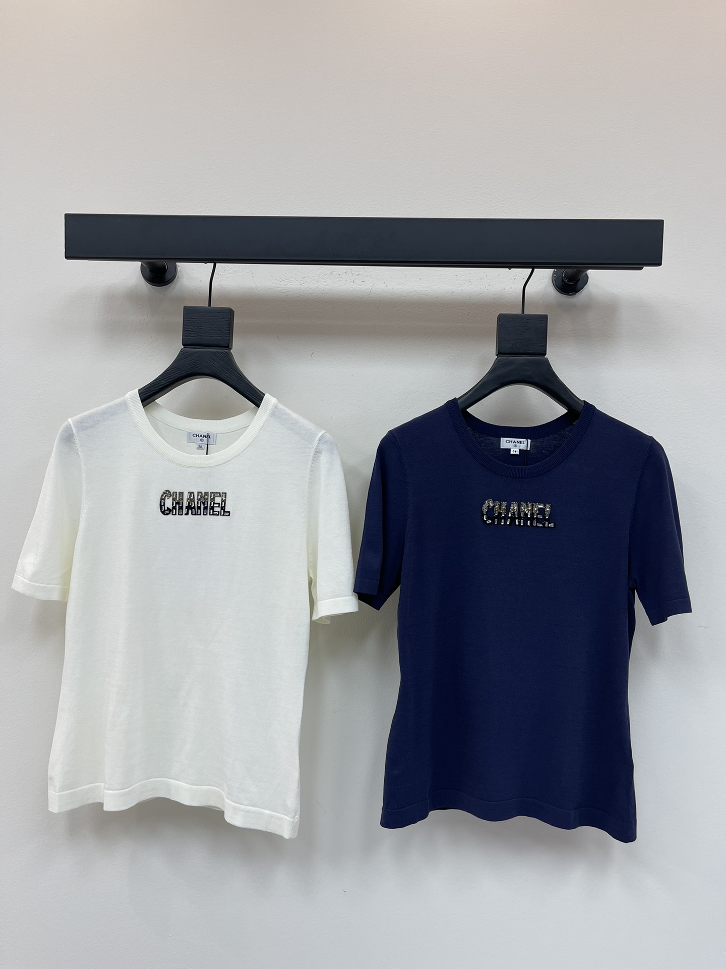 NO:454068,CHANE*25 Early Autumn New Beaded Letter Logo Knitted Short Sleeves!  Custom imported ice silk material, high-quality and comfortable texture, knitted short-sleeved tailoring, voxel color base, neckline cuff hem wrap, threaded edge wrap, more close-fitting and slimming, the front closure is outlined with gradient three-dimensional nail beads to highlight the taste, light luxury and fashionable temperament, single-fitting and layering is available, the first choice for fashionable outfits in all seasons!  SML, chanel, T-shirt, alexander wang19860909CHANE*25早秋新款钉珠字母徽标针织短袖！定制进口冰丝材质 质感高级舒适 针织短袖剪裁 通体素色打底 领口袖口下摆螺纹包边包裹 更贴身显瘦 前襟以渐变立体钉珠勾勒字母徽标 凸显品味 轻奢时髦气质 单穿叠穿均可 四季时尚穿搭首选！SML,,chanel,T-shirt,alexander wang,Women's clothing