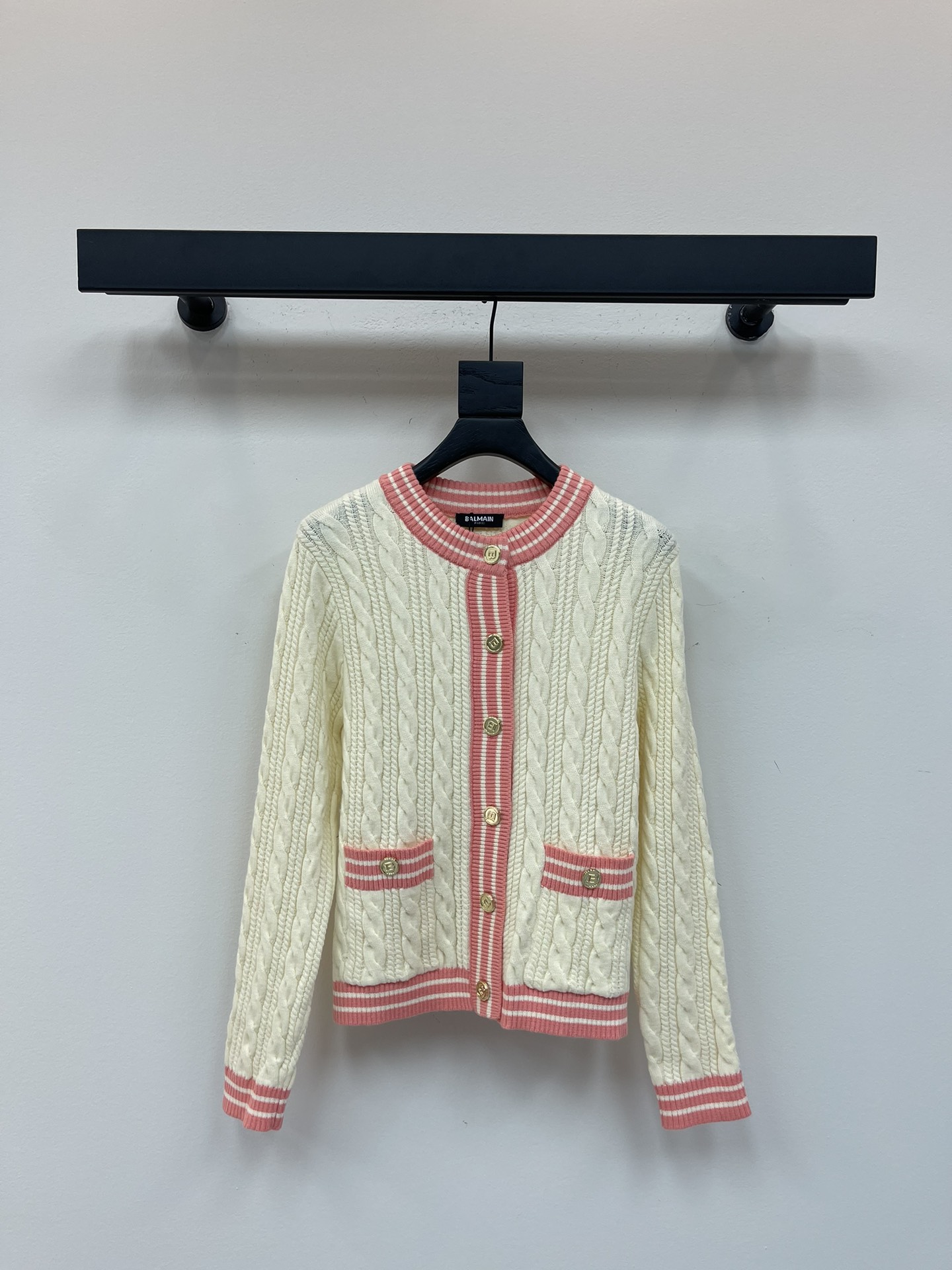 NO:453123,BALMAI* Balmain 25 early autumn new twist round neck knitted cardigan!  Customized wool knitted material with excellent texture. Round-neck knitted cardigan style. Ready-to-wear twist texture. The neckline extends to the open plaques and is wrapped in contrasting stripes. The double pockets echo to create a brilliant visual effect. The overall collision reveals an elegant temperament. The engraved plaque button adds a sense of styling to the conventional and versatile style. The intellectual and socialite style must be found in autumn and winter!  SML, balmain, balmain, alexander wang19860909BALMAI*巴尔曼25早秋新款麻花圆领针织开衫！定制羊毛针织材质 质感上乘 圆领针织开衫版型 成衣麻花纹理 领口延伸至开襟均以撞色条纹包边 双口袋呼应 打造出彩的视觉效果 整体碰撞出气质优雅 刻印襟扣为常规百搭款式增添造型感 秋冬知性名媛风必备！SML,,balmain,balmain,alexander wang,Women's clothing