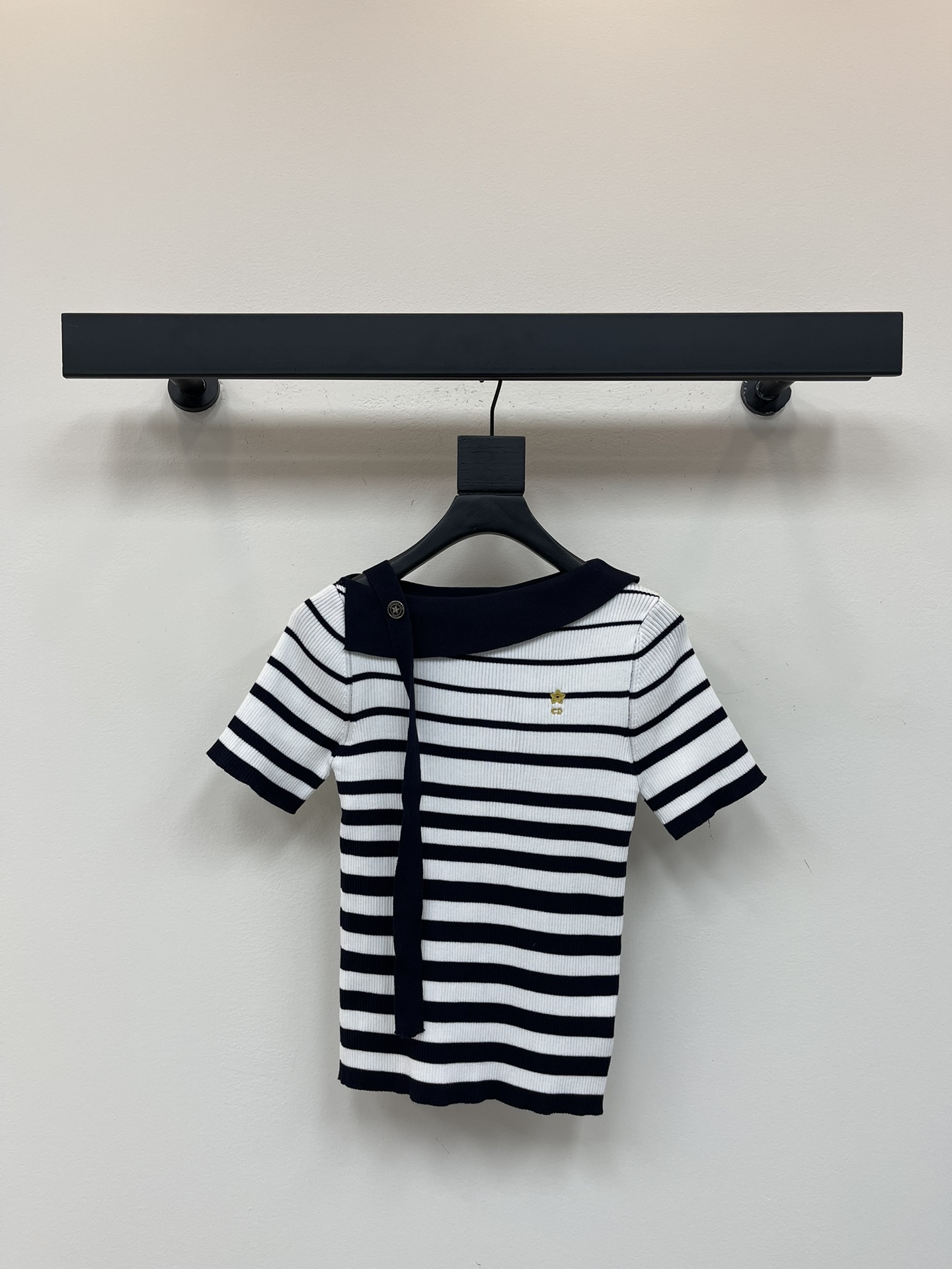 NO:454070,Dio*25 early autumn new streamer knitted striped short sleeves!  Customized wool knitted material, dense fine knitted, comfortable and skin-friendly, lapel knitted short-sleeved tailoring, neckline for streamers, full of creativity, slim fit style is elastic and comfortable to wear, contrasting stripes throughout the body, matched with single-side CD five-pointed star embroidery decoration, highlighting the sense of brand design, inclusive of figure, and fashionable dressing style!  SML, dior, T-shirt, alexander wang19860909Dio*25早秋新款飘带针织条纹短袖！定制羊毛针织材质 密度细针织造 舒适亲肤 翻领针织短袖剪裁 领口作飘带装饰 创意感十足 修身版型富有弹性穿着舒适 通体撞色条纹 搭配单侧CD五角星刺绣装饰 彰显品牌设计层次感 包容身材 穿搭风格气质时髦！SML,,dior,T-shirt,alexander wang,Women's clothing