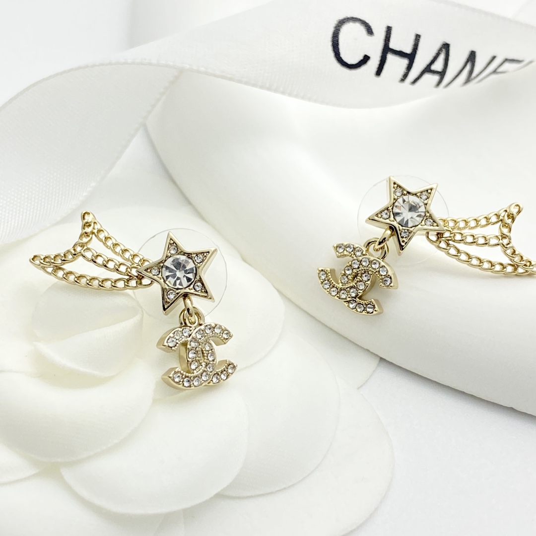 【今日新款】编码E3141   
🛍香奈儿耳钉热销🔥爆上新🆕🆕🆕
😎CHAN 25 满钻双c星星翅膀耳钉