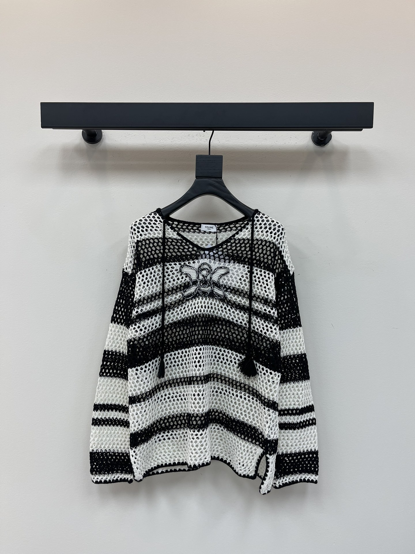 NO:453118,CELIN*25 Early Autumn New Strap Striped Long Sleeve Knit Top!  Custom imported wool knitted material, skin-friendly and breathable, with excellent texture, sweet and age-reducing collar lace-up design, three-dimensional Arc de Triomphe on the chest, contrasting stripes throughout the body, a perfect combination of breathable comfort and fashion, and can be easily controlled in daily outfits, showing a sense of high-end and temperament!  SML, celine,alexander wang19860909CELIN*25早秋新款绑带条纹长袖针织上衣！定制进口羊毛针织材质 亲肤透气 质感上乘 领口系带设计甜美减龄 胸前立体凯旋门 通体条纹撞色镂空肌理 透气舒适与时尚的完美结合 日常穿搭都能轻松驾驭 展现高级感和气质！SML,,celine,alexander wang,Women's clothing