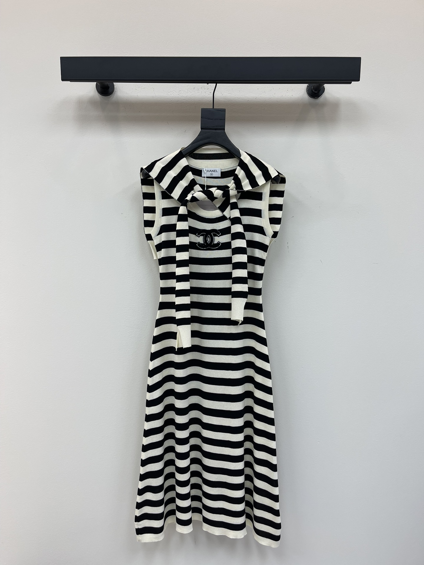 NO:454065,Chane*25 early autumn new black and white striped knitted dress with shawl two-piece set, classic striped design, custom imported yarn weaving, soft and skin-friendly, comfortable and stylish, vest dress tailored, round neck collar appropriately exposed skin, beautify the proportion of head and shoulders, and make the head and shoulders look slimmer. The large body is covered with two colors of horizontal stripes to form a sense of layering. Double C embroidery embellishment on the chest, matched with shawls in the same color, strong retro style on the upper body, highlighting the figure, playful, age-reducing, and easy to control when traveling or relaxing in parties!  SML, chanel, skirts, shawls, alexander wang19860909Chane*25早秋新款黑白条纹针织连衣裙披肩两件套 经典条纹设计 定制进口纱线织造 柔软亲肤 舒适有型 背心连衣裙剪裁 圆领领口恰当露肤 美化头肩比例更显瘦 大身满铺两色横向条纹 形成层次感 胸前双C刺绣点缀 搭配同色系披肩 上身复古风格强烈 突显身材 俏皮减龄显白 日常出行或轻松聚会轻松驾驭！SML,,chanel,skirts,shawls,alexander wang,Women's clothing