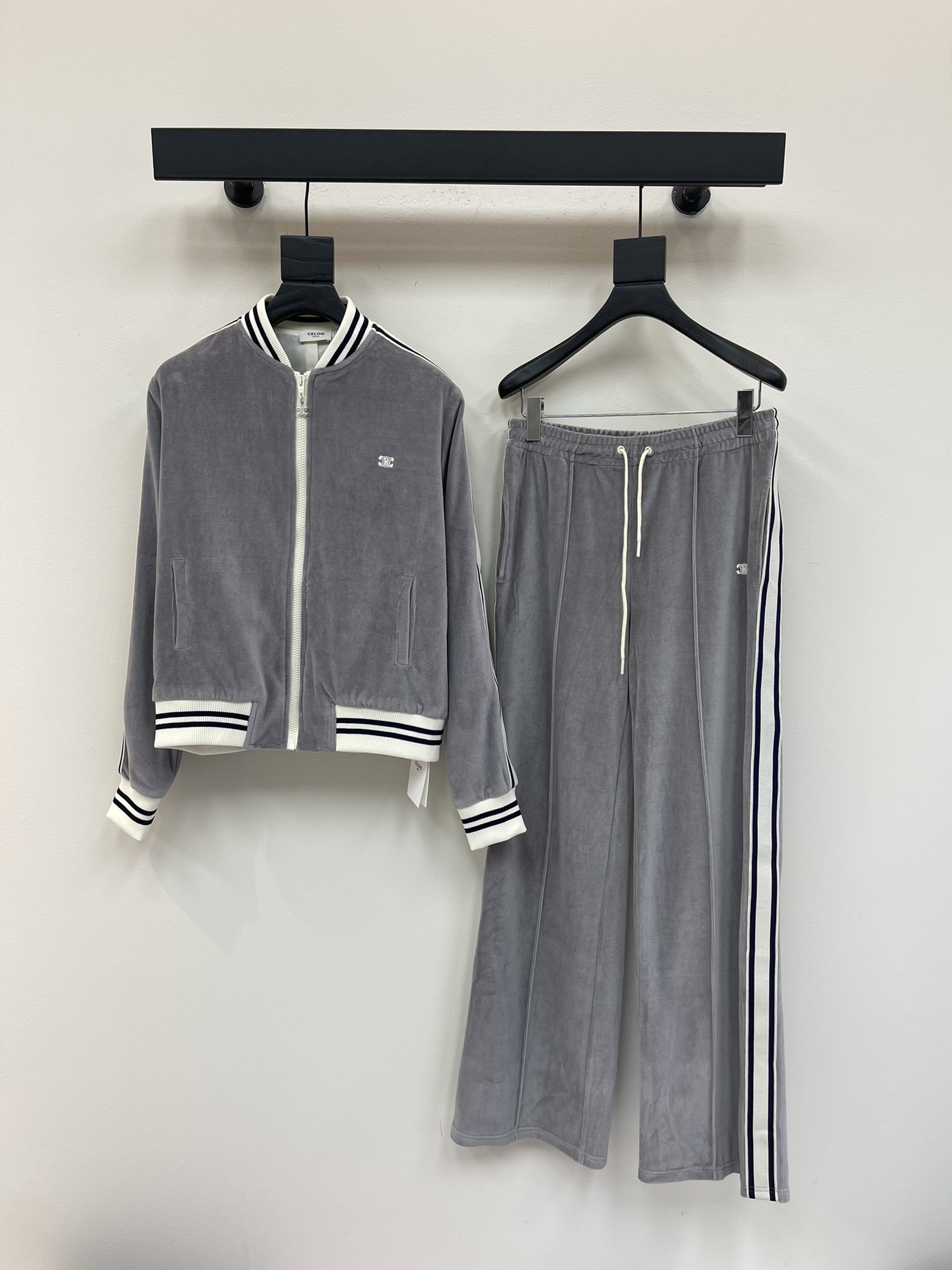 NO:454074,Jacket P long Celin*25 early autumn zipper jacket trousers set Customized YB imported velvet cotton material Textured glossy Vertical high-end Regular baseball jacket Zipper decorated with Arc de Triomphe logo buckle Full details The hem of the sleeves and the outside of the trouser legs are decorated with black and white striped webbing Large body light flowers and gray collision Logo embellishes the chest to highlight the brand tone Match with wide-leg straight trousers in the same series Stylish outfit, simple and fashionable, easy to control in daily commute SML, celine, jackets & coats, alexander wang19860909外套 P长款Celin*25早秋拉链外套长裤套装 定制YB进口丝绒棉材质 质感光泽 垂顺高级 常规棒球外套 拉链以凯旋门徽标扣装饰 细节满满 衣袖下摆和裤腿外侧以黑白条纹织带装饰 大身浅花灰色碰撞 徽标点缀胸前 彰显品牌调性 搭配同系列阔腿直筒长裤 穿搭有型 简约不失时尚感 日常通勤都能轻松驾驭 SML,,celine,jackets & coats,alexander wang,Women's clothing