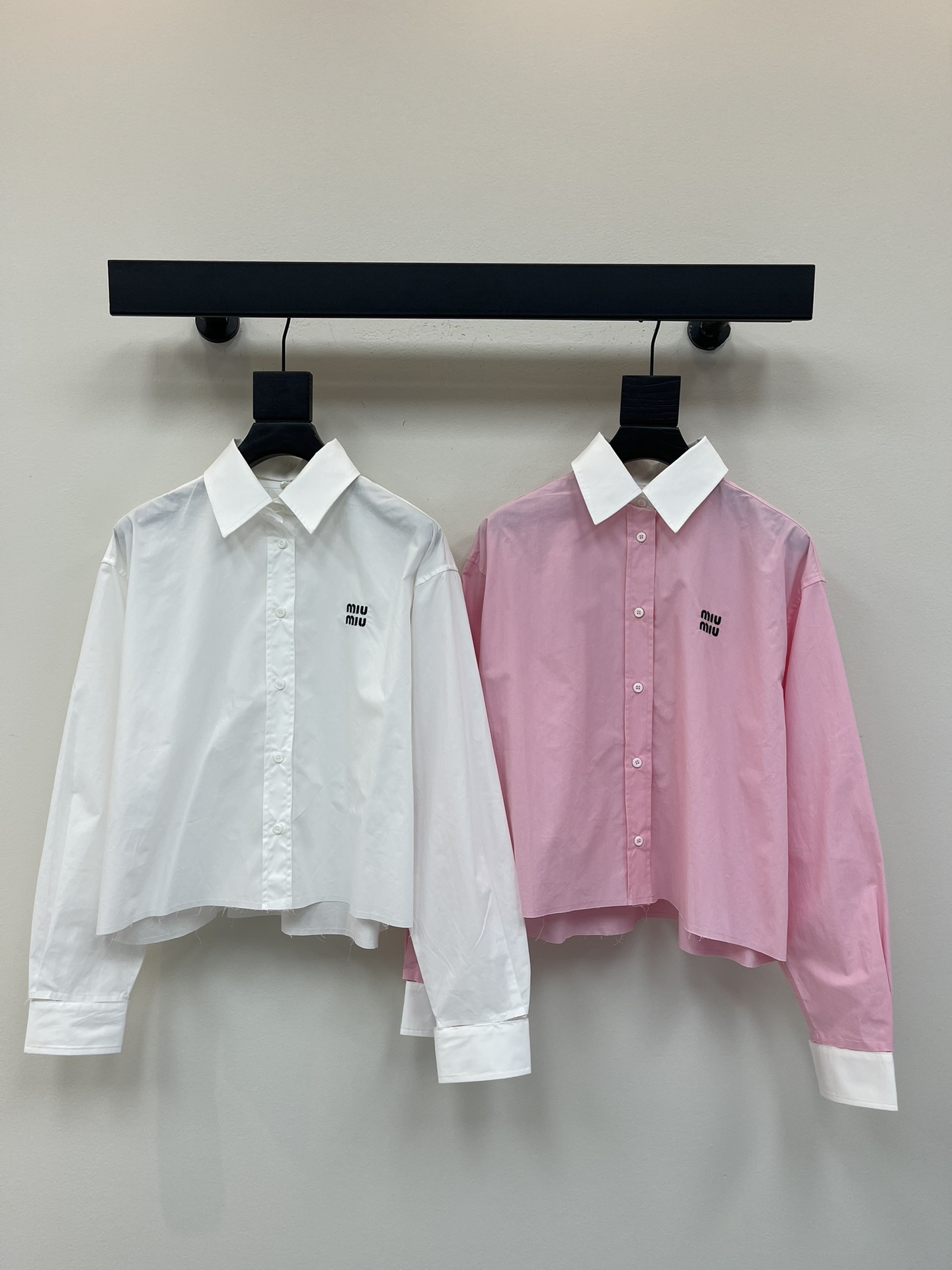 NO:454073,MiuMi*25 early autumn new logo logo embroidered short long-sleeved shirt丨Exclusive yb development!  High-end production!  A must-have artifact for fashionable top students to reduce their age!  The cute girl-style cuffs and neckline are also detachable, which can be sweet and salty, and age-reducing!  The classic style is versatile and not picky!  Custom imported cotton shirt fabric!  Workmanship quality depends on details.SML, miumiu,shirts,alexander wang19860909MiuMi*25早秋新款logo徽标刺绣短款长袖衬衫丨独家yb开发！高版出品！时髦尖子生减龄必备神器！可爱少女风袖口领口也可拆卸设计,可甜可盐气质减龄单品！经典版型百搭不挑人！定制进口纯棉衬衫面料！做工品质看细节.SML,,miumiu,shirts,alexander wang,Women's clothing