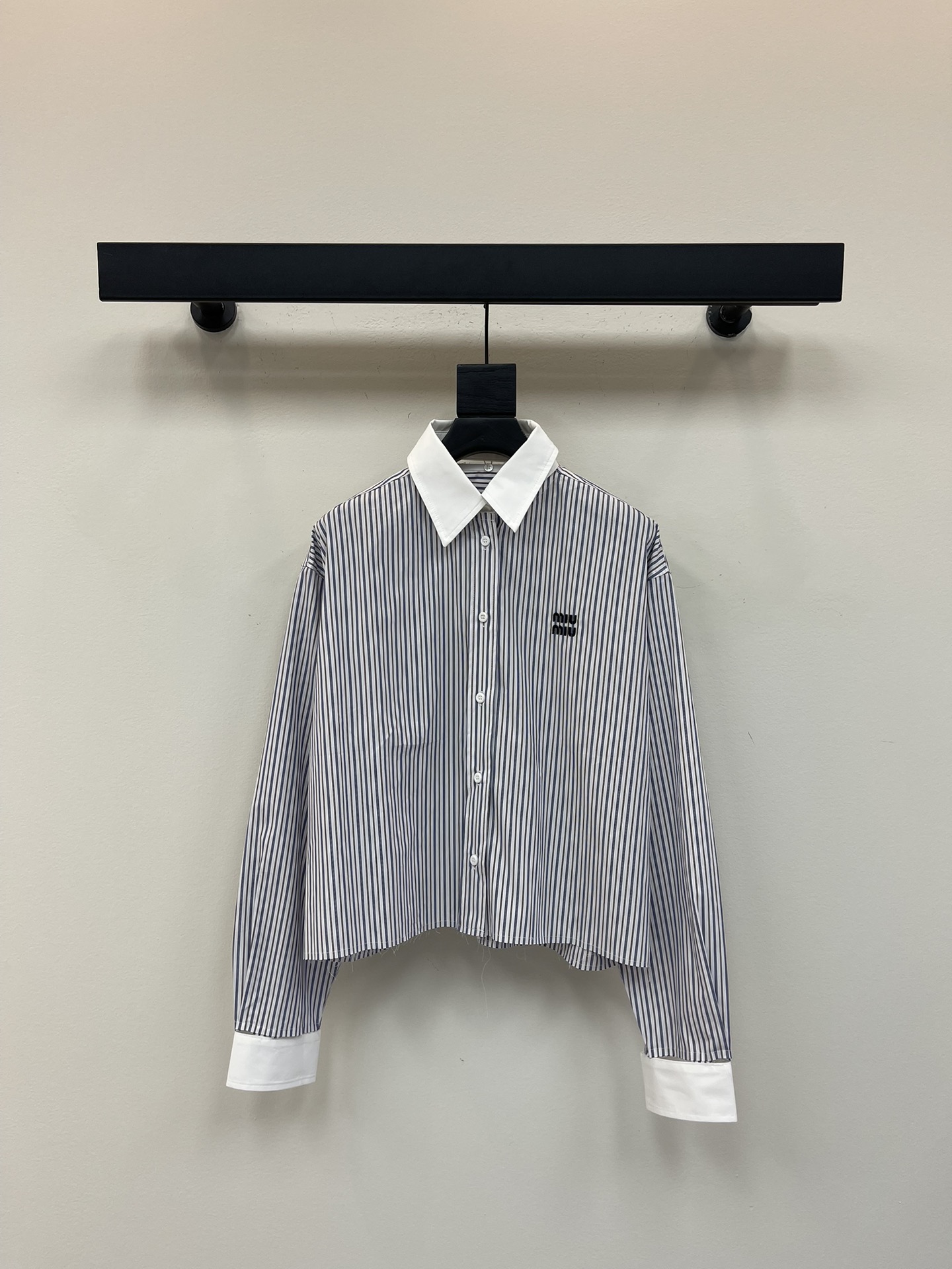 NO:454071,MiuMi*25 early autumn new fake two-piece striped poplin texture long-sleeved shirt!  With removable lapel collar and cuffs, striped shirts are really an essential item in the wardrobe!  Excellent texture, clean and refreshing, versatile items that can be salty or sweet on the upper body, customized fabrics, no pick on the figure at all, lazy and casual feeling is really easy to wear!  Fashionable guys, please enter the BI, you must arrange this for the wardrobe!  SML, miumiu,shirts,alexander wang19860909MiuMi*25早秋新款假两件条纹府绸质感长袖衬衫！可拆卸翻领领口和袖口,条纹衬衣真的是衣柜必不可少的单品！质感绝佳 干净清爽 上身可盐可甜的百搭单品 定制面料 完全不挑身材 慵懒又随意的感觉真的太好穿了！时髦精们BI入好吧必须给衣柜安排上这一件！SML,,miumiu,shirts,alexander wang,Women's clothing