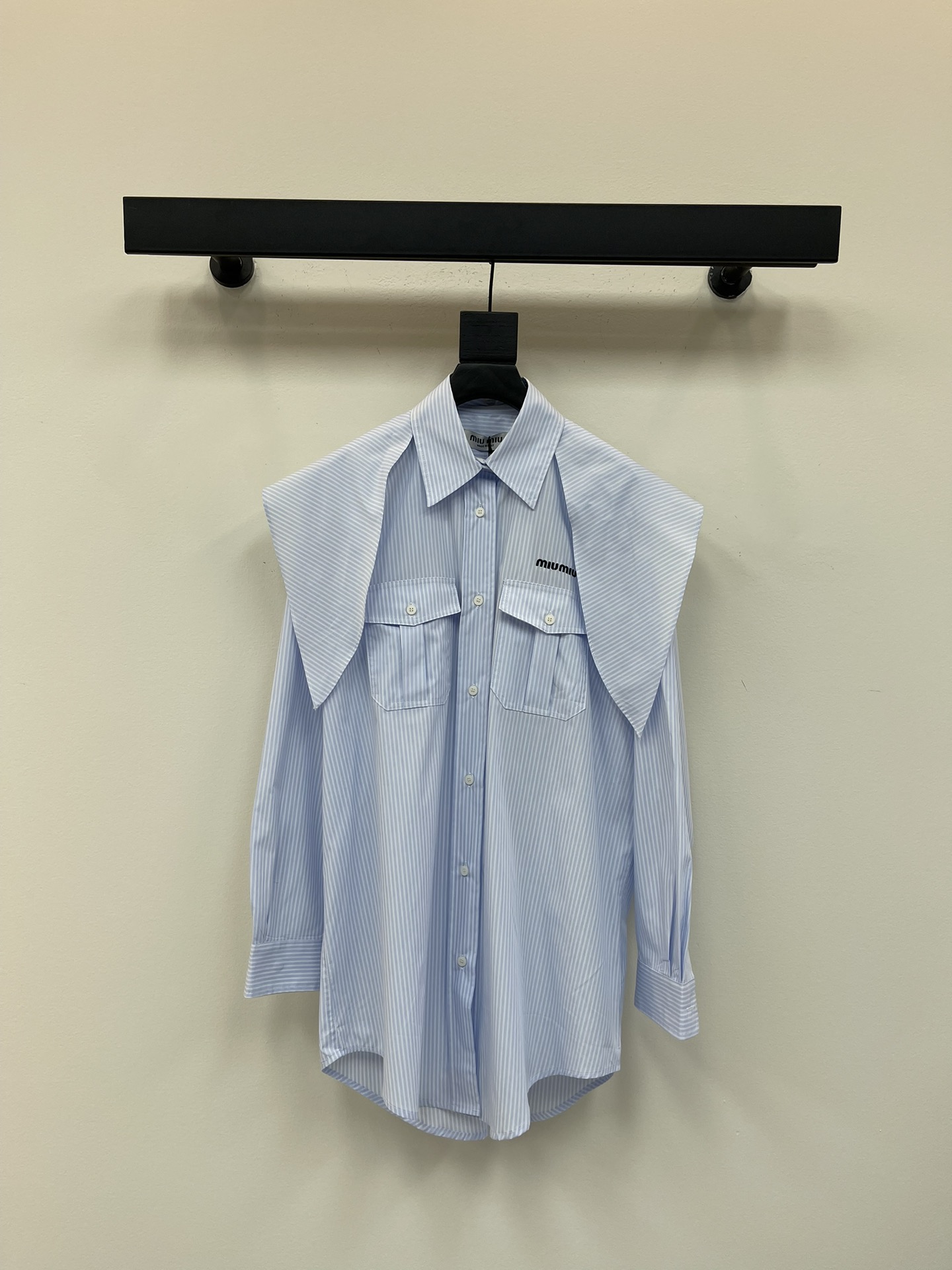 NO:454069,Miumi*25 early autumn new detachable shawl striped long shirt Customized YB twill cotton texture Comfortable moisture-absorbing and breathable Lapel long shoulder shirt cut loose loose silhouette Combined with elite blue and white vertical striped detachable triangle shawl One dress and two wears simple and fashionable Chest symmetrical flip pocket sewn letter logo illuminated design Easy to show style and style Make the outfit full of casual style Age-reducing literary SML,,miumiu,shirts,shawls,alexander wang19860909Miumi*25早秋新款可拆卸披肩条纹长款衬衫 定制YB斜纹全棉材质 质感舒适 吸湿透气 翻领长款正肩衬衫裁剪 宽松直筒廓形 兼具精英文青感和度假松弛感 大身蓝白两色竖状分布的条纹可拆卸三角披肩 一衣两穿 简约时尚 胸前对称翻盖口袋缝制字母徽标点亮设计 轻松彰显风范格调 让穿搭充满休闲风格 减龄文艺 SML,,miumiu,shirts,shawls,alexander wang,Women's clothing