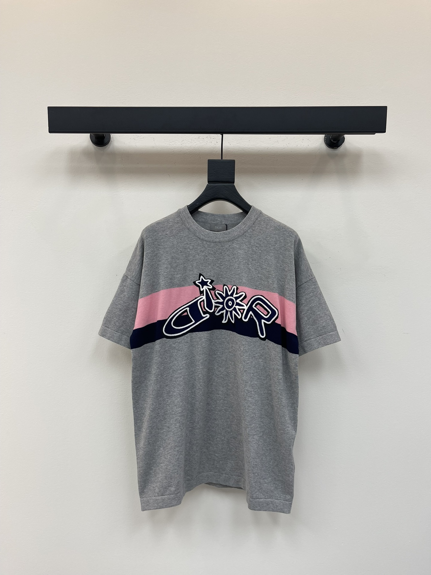 NO:454076,Dio*25 early autumn new sunflower embroidery knitted short sleeves Customized YB wool yarn wool yarn wool texture Comfortable loose short sleeves cut Made of wool yarn Full of drape to present a slim visual effect YB development Use embroidery technology to outline the variant pattern letters, collide with the pink and black striped background color to enhance brand identity Threaded edge wrapping The fashionable and high-end feeling is instantly created Create a personal style Fashionable and relaxed The inner wear is brilliant and fashionable SML, dior, T-shirt, alexander wang19860909Dio*25早秋新款太阳花刺绣针织短袖 定制YB羊毛纱线织造 质感高级 穿搭舒适 宽松短袖裁剪 采用羊毛纱线制成 垂坠感十足 呈现显瘦视觉效果 YB开发 利用刺绣工艺勾勒出变体花纹字母 与粉黑条纹底色碰撞 加强品牌标识度 螺纹包边加持 时尚高级感立现 打造个性风格 时髦松弛 单穿内搭都出彩时髦 SML,,dior,T-shirt,alexander wang,Women's clothing