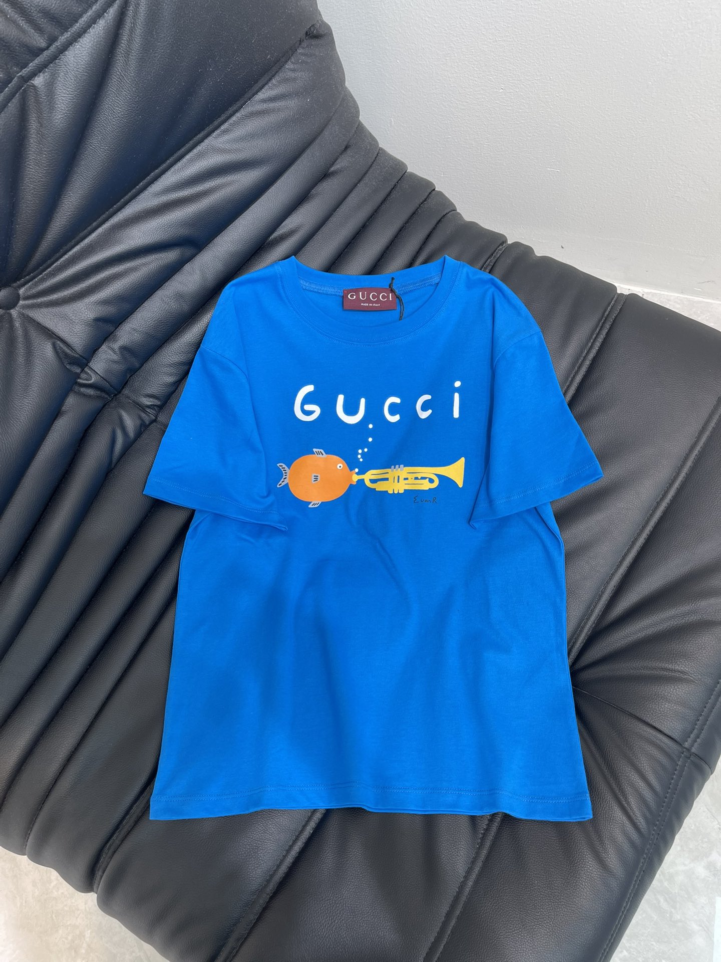 NO:454077,Gucc*25 spring and summer new printed round neck short-sleeved T-shirt custom YB native cotton material breathable and comfortable, full texture Slim short-sleeved T-shirt cut highlights the brand style Made of gram-weight pure cotton, full of drape, presents a slim visual effect YB development The whole garment restores a refreshing color scheme The chest uses printing technology and contrasting colors to outline the childlike pattern of the flower letters and the small fish blowing trumpet to enhance the brand identity The fashionable and high-end feeling is instantly created to create a personalized style, reducing age, and the inner wear is brilliant and fashionable SML, gucci, T-shirt,tees, t-shirt,alexander wang19860909Gucc*25春夏新款印花圆领短袖T恤 定制YB原生全棉材质 透气舒适 质感十足 修身短袖T恤裁剪 凸显品牌格调 采用克重纯棉制成 垂坠感十足 呈现显瘦视觉效果 YB开发 整件成衣还原出清爽配色 胸前利用印花工艺和撞色 勾勒出花体字母与小鱼吹喇叭的童趣感图案 加强品牌标识度 时尚高级感立现 打造个性风格 减龄十足 单穿内搭都出彩时髦 SML,,gucci,T-shirt,tees，t-shirt,alexander wang,Women's clothing