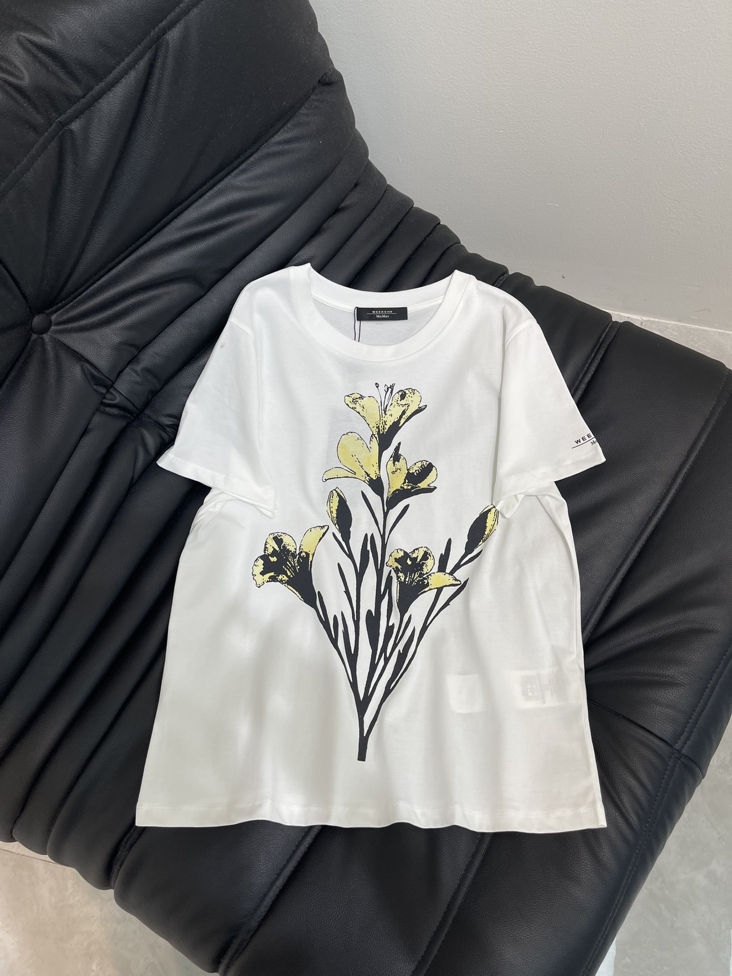 NO:454079,Max mar*25 spring and summer new printed round neck short-sleeved T-shirt custom YB native cotton material breathable and comfortable, full texture. Regular short-sleeved T-shirt cut highlights the brand style. Made of gram-weight pure cotton, full of drape and presents a slim visual effect. YB development The whole garment chest uses printing technology and contrasting colors to outline a fresh style magnolia pattern. Elegant and artistic sense enhances the brand identity. Fashionable and high-end feel immediately. Create a personal style. Fashionable and relaxed. The inner wear is brilliant and fashionable. SML, T-shirt,tees, t-shirt,alexander wang19860909Max mar*25春夏新款印花圆领短袖T恤 定制YB原生全棉材质 透气舒适 质感十足 常规短袖T恤裁剪 凸显品牌格调 采用克重纯棉制成 垂坠感十足 呈现显瘦视觉效果 YB开发 整件成衣胸前利用印花工艺和撞色勾勒出清新风格的玉兰花图案 优雅艺术感加强品牌标识度 时尚高级感立现 打造个性风格 时髦松弛 单穿内搭都出彩时髦 SML,,T-shirt,tees，t-shirt,alexander wang,Women's clothing