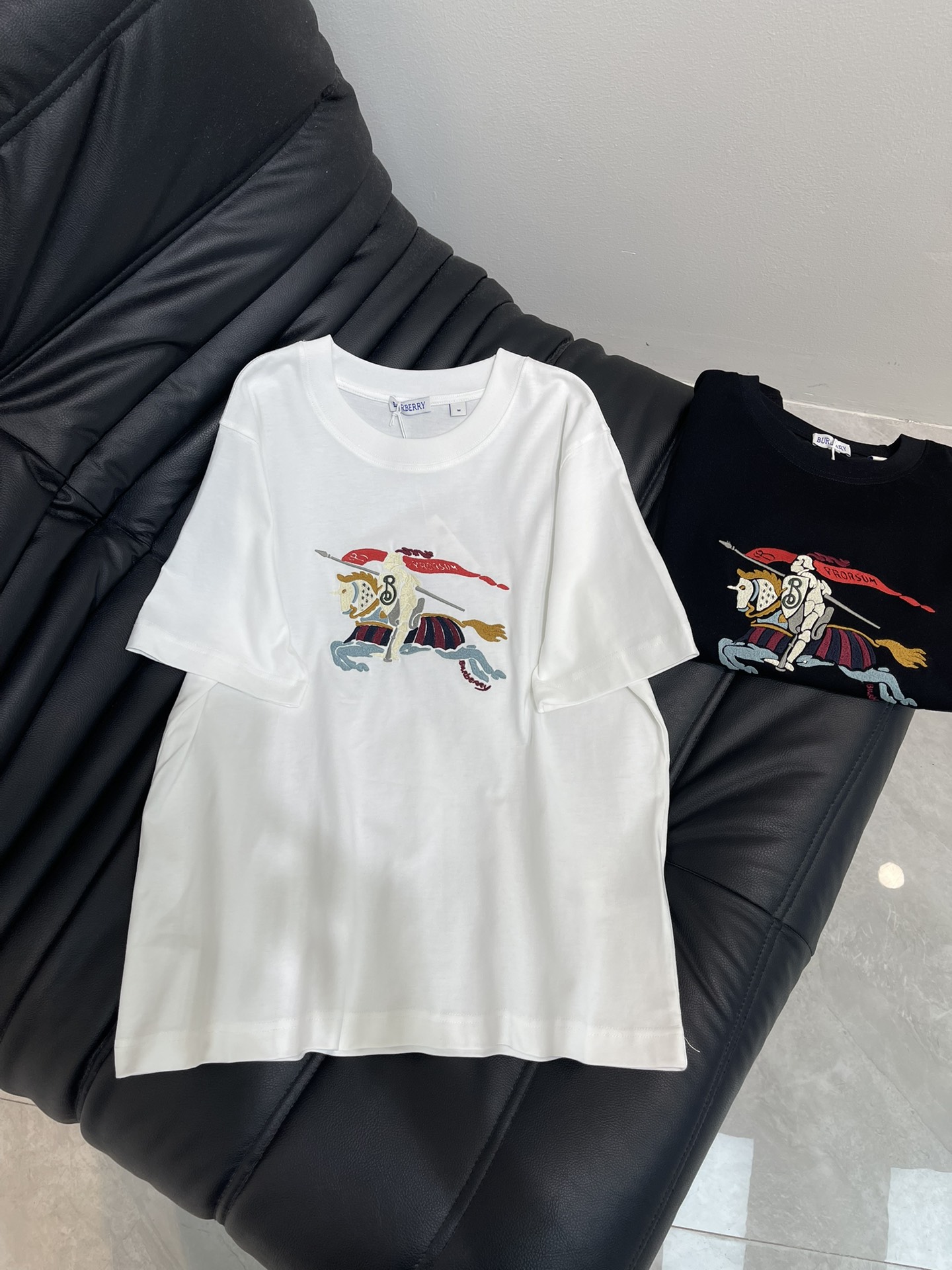 NO:454081,BURBERR*25 spring and summer new round neck embroidered war horse short-sleeved T-shirt custom YB native cotton material breathable and comfortable, full texture. Regular short-sleeved T-shirt cut highlights the brand style. Made of gram-weight pure cotton, slightly elastic, and slim visual effect. Embroidered with colorful war horse logo pattern on the chest. The brand's own fashion sense is instantly created. Create a casual style at will. The inner wear is brilliant and fashionable. SML, burberry, T-shirt,tees, t-shirt,alexander wang19860909BURBERR*25春夏新款圆领刺绣战马短袖T恤 定制YB原生全棉材质 透气舒适 质感十足 常规短袖T恤裁剪 凸显品牌格调 采用克重纯棉制成 略带有弹力 呈现显瘦视觉效果 胸前点缀刺绣彩色战马徽标图案 品牌自带的时尚感立现 随心打造休闲风格 单穿内搭都出彩时髦 SML,,burberry,T-shirt,tees，t-shirt,alexander wang,Women's clothing