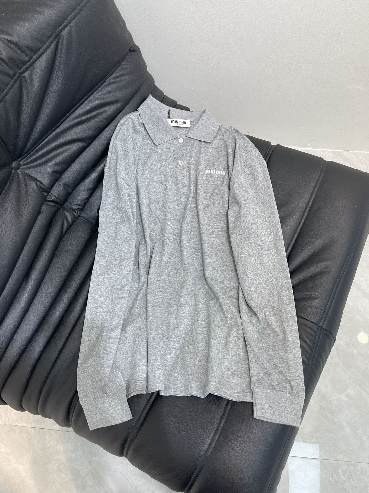 NO:454083,Miumi*25 early autumn new mid-length lapel long-sleeved base top Customized YB imported cotton poplin material, sagging and clear, comfortable and easy to wear Lapel long-sleeved top cut Medium-length silhouette drop shoulder design The upper body presents a casual and lazy style. The button half-opening adds a beautiful and casual feeling to the outfit. The inner wear is brilliant and fashionable. The letter logo on the chest highlights the brand style. The dressing college reduces age. SML,,miumiu,alexander wang19860909Miumi*25早秋新款中长款翻领长袖打底上衣 定制YB进口棉府绸材质 垂顺清透 舒适好穿 翻领长袖上衣裁剪 中长款廓形落肩设计 上身呈现休闲慵懒的穿搭格调 钮扣半开襟增加穿搭美高休闲感 单穿内搭都出彩时髦 胸前点缀字母徽标 凸显品牌格调 穿搭学院减龄 SML,,miumiu,alexander wang,Women's clothing