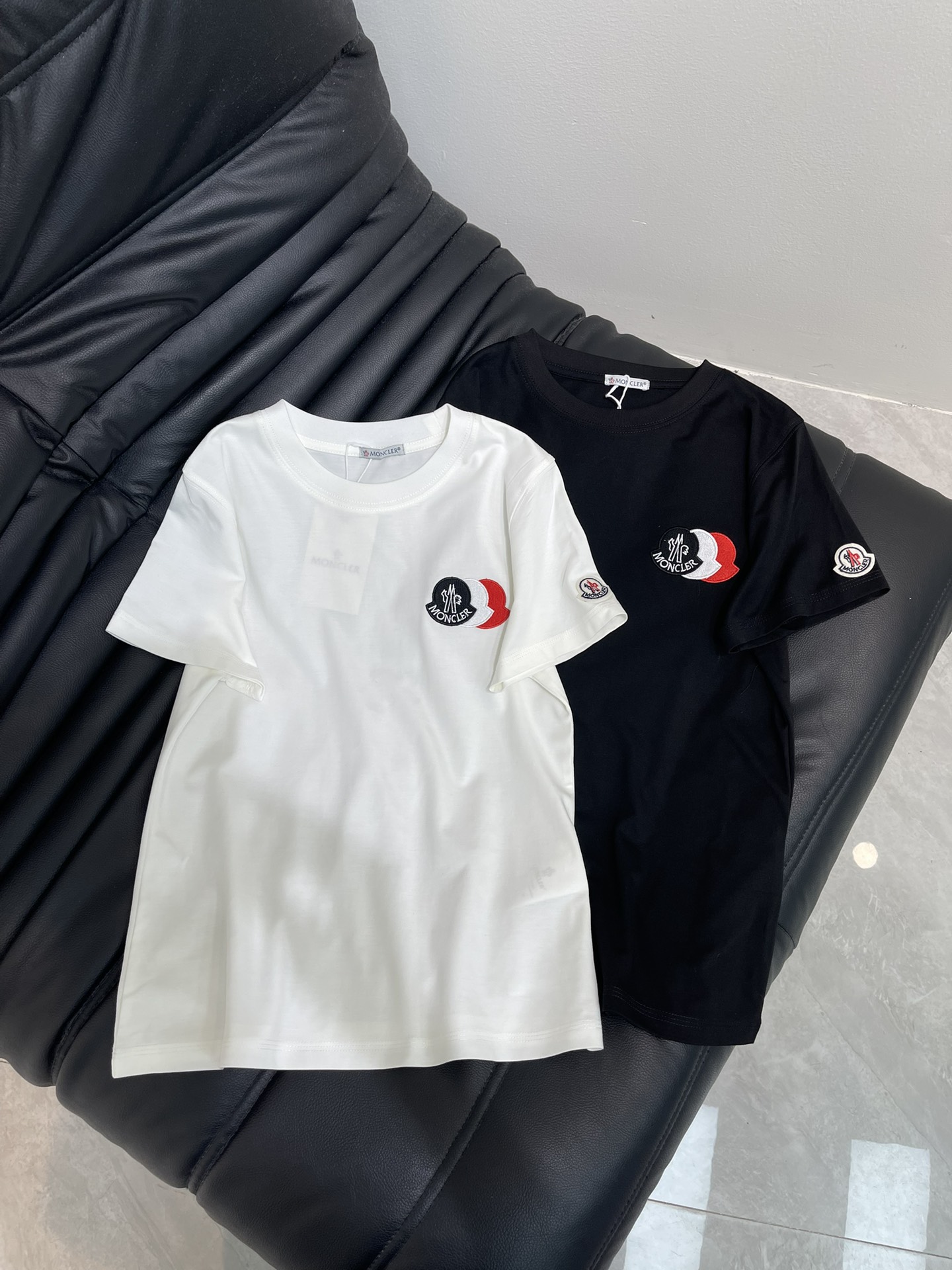 NO:453113,Moncle* 25 spring and summer new three-color embroidered logo logo short-sleeved T-shirt. Imported mercerated cotton fabric, the classic style is versatile and not picky, and the upper body is very beautiful!  SML, Moncler, T-shirt,tees, t-shirt,alexander wang19860909Moncle*蒙口25春夏新款三色刺绣logo标识短袖T恤.进口丝光棉面料,经典版型百搭不挑人,上身非常漂亮！SML,,Moncler,T-shirt,tees，t-shirt,alexander wang,Women's clothing