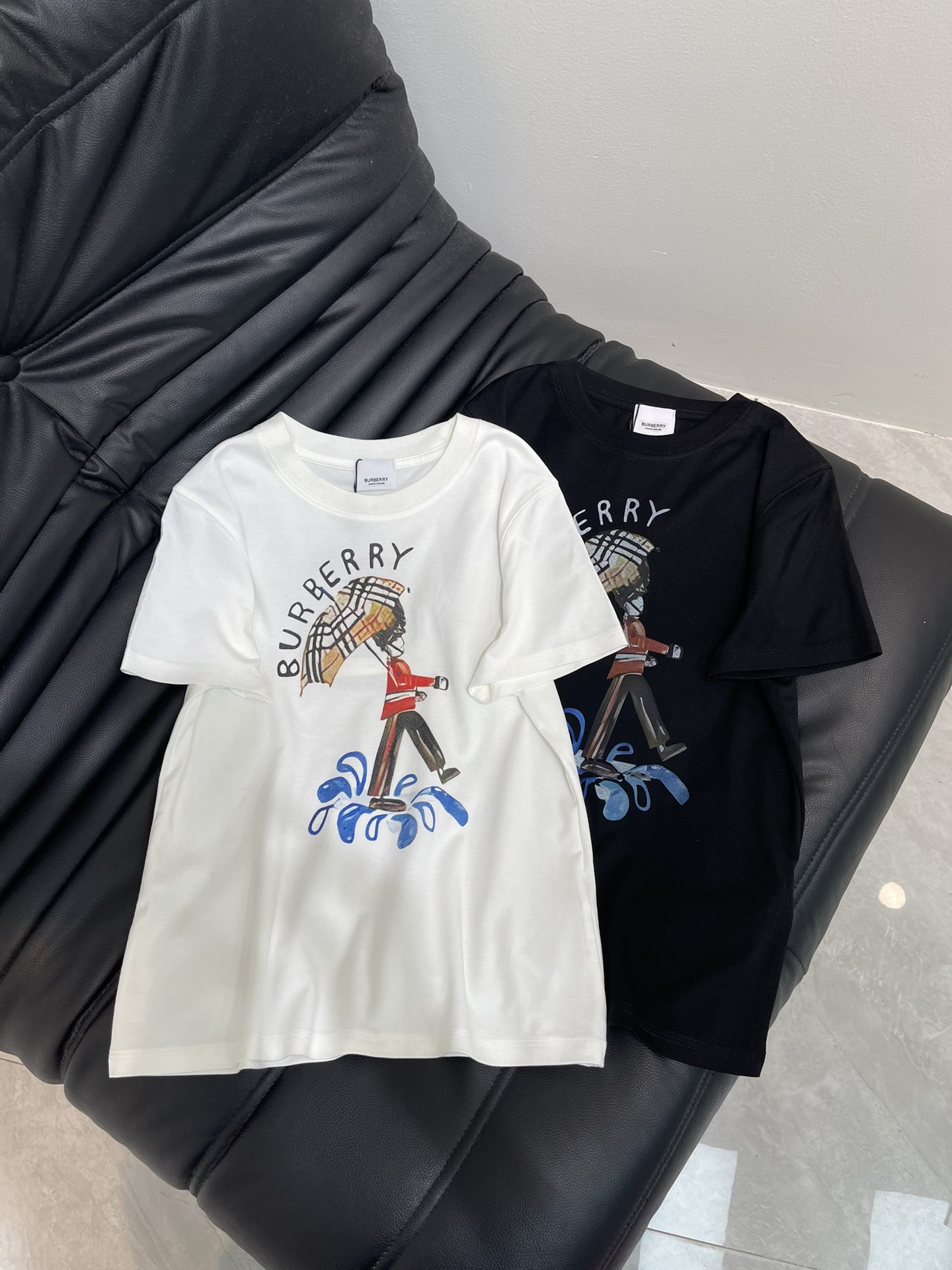 NO:453108,Burberr*25 spring and summer new soldier umbrella short-sleeved T-shirt. Imported mercerated cotton fabric, the classic style is versatile and not picky, and the upper body is very beautiful!  SMLA, burberry, T-shirt,tees, t-shirt,alexander wang19860909Burberr*25春夏新款士兵撑伞短袖T恤.进口丝光棉面料,经典版型百搭不挑人,上身非常漂亮！SMLA,,burberry,T-shirt,tees，t-shirt,alexander wang,Women's clothing