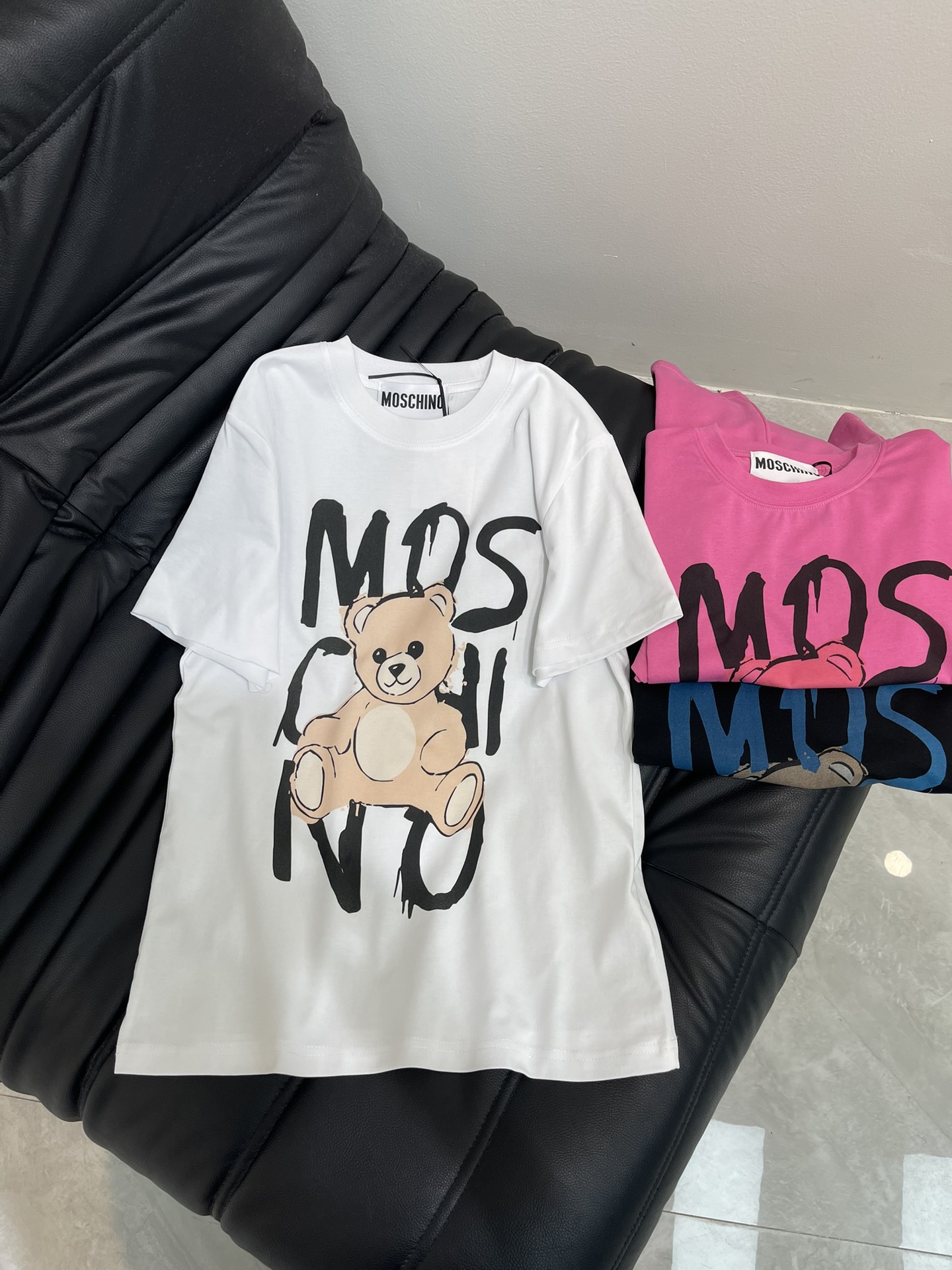 NO:453103,Mos*25 spring and summer new Teddy Bear letter printed short-sleeved T-shirt. Imported pure cotton fabric, the classic style is versatile and not picky, and the upper body is very beautiful!  SML, T-shirt,tees,t-shirt,alexander wang19860909Mos*25春夏新款泰迪熊字母印花短袖T恤.进口纯棉面料,经典版型百搭不挑人,上身非常漂亮！SML,,T-shirt,tees，t-shirt,alexander wang,Women's clothing
