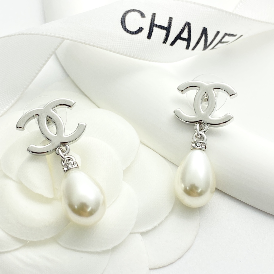 【今日新款】编码E3132   
🛍香奈儿耳钉热销🔥爆上新🆕🆕🆕
😎CHAN 25  银色双C水滴珍珠耳