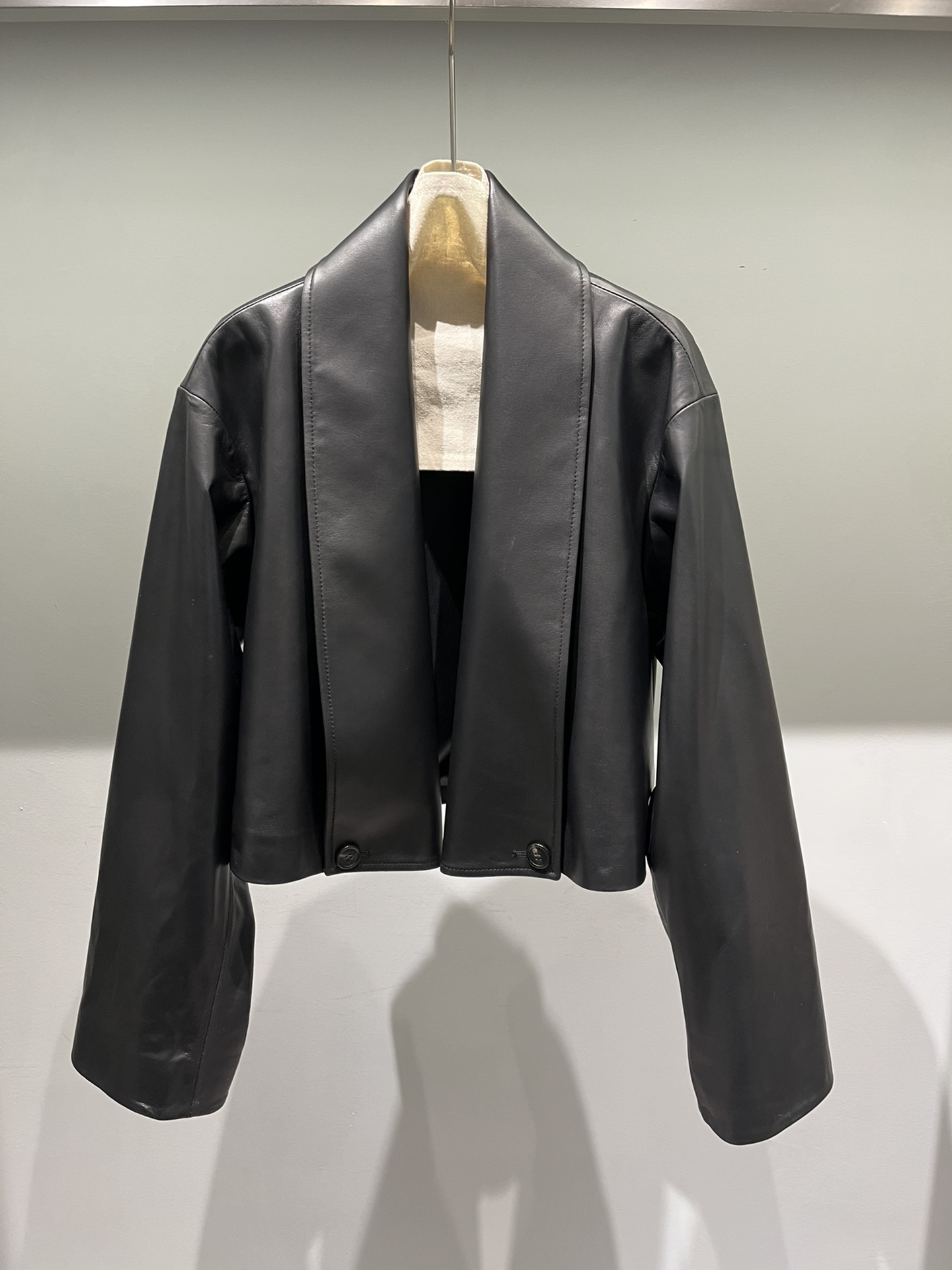 NO:742722,Yang Mi wears the same Loewe leather jacket, with a loose fit and super long sleeves, Loewe-clothing, loewe, leather jacket,19860909杨幂同款罗意威皮衣,宽松版型,袖子是超长的感觉,罗意威-服装,loewe,leather jacket,,Women's clothing