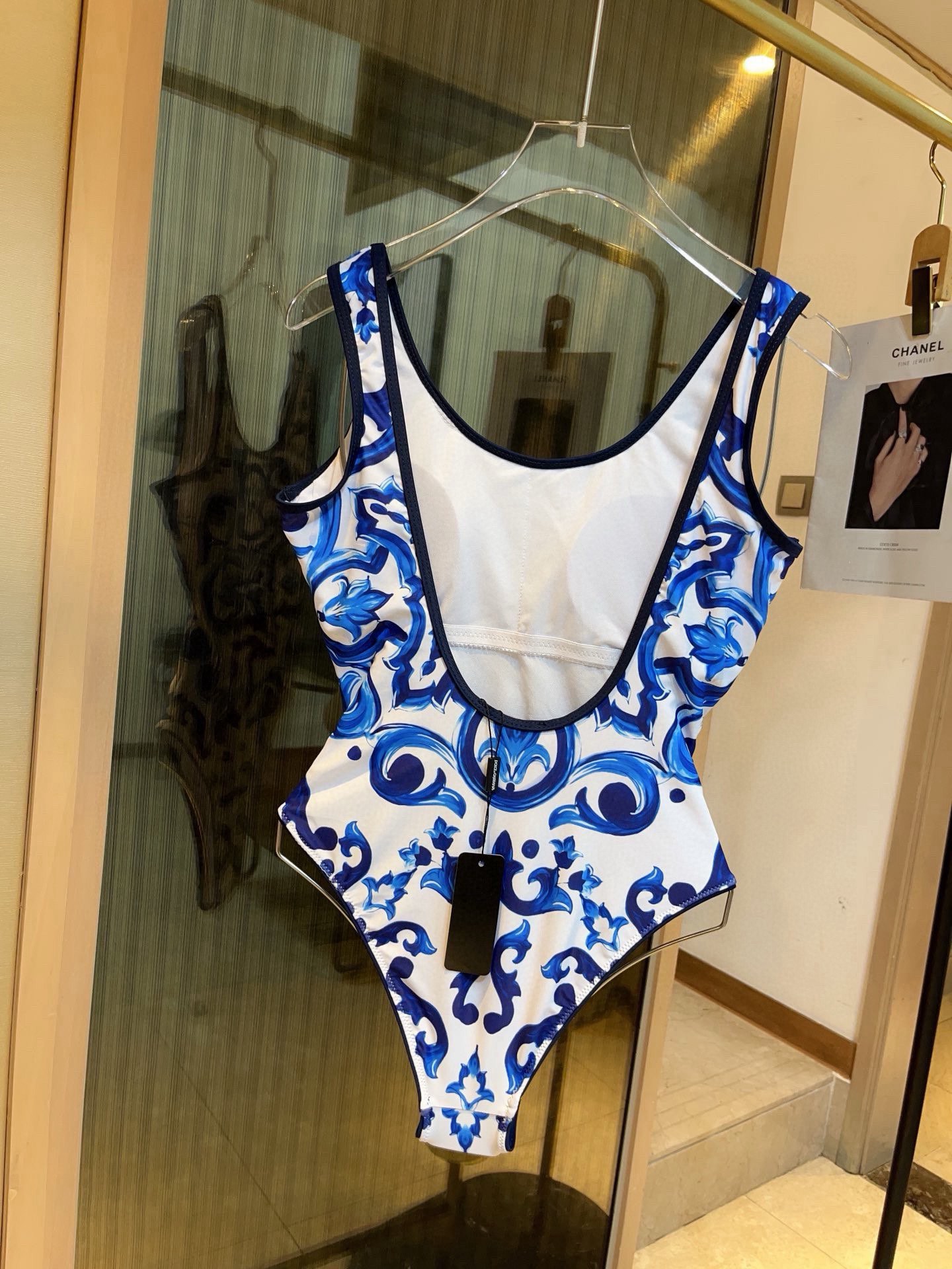  🆕

范思哲新款高弹力健身瑜伽服运动套装~塑腰小背心（带胸垫）+修身提臀显瘦打底裤脚         
