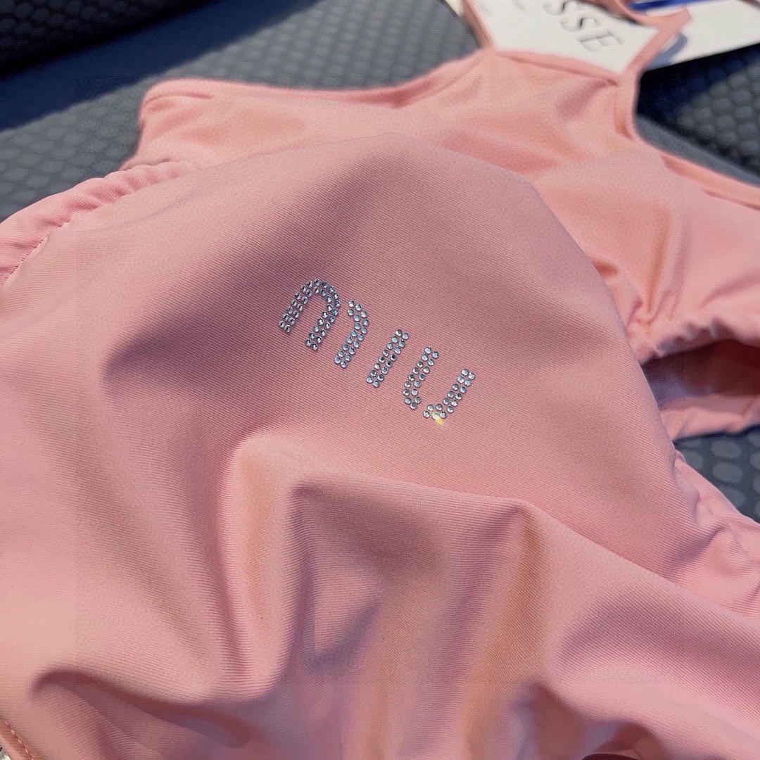 。
Chanel香奈儿官方新款泳衣连体比基尼👙，高端定制，S M L XL