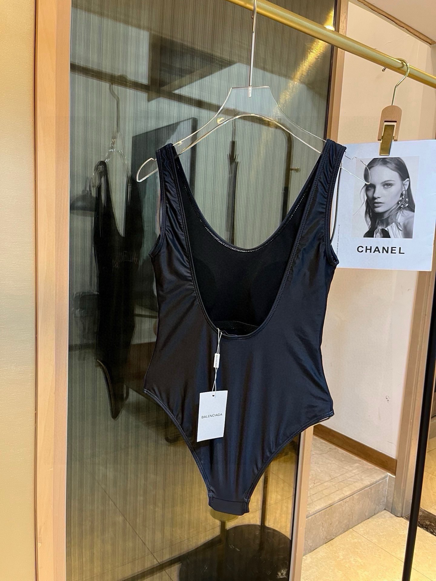 。
BALENCIAGA巴黎世家连体泳衣  😍🥰适合多种场景的游泳衣🏊‍♀️海边 游泳池 温泉 水上乐园