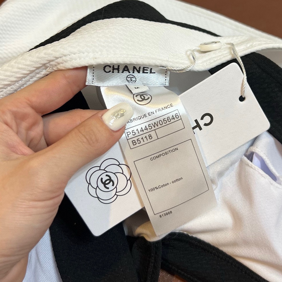 。
Chanel香奈儿度假风泳衣V领 高级定制 时尚大方简约款，小香风我名媛挚爱，S M L 黑 白两色