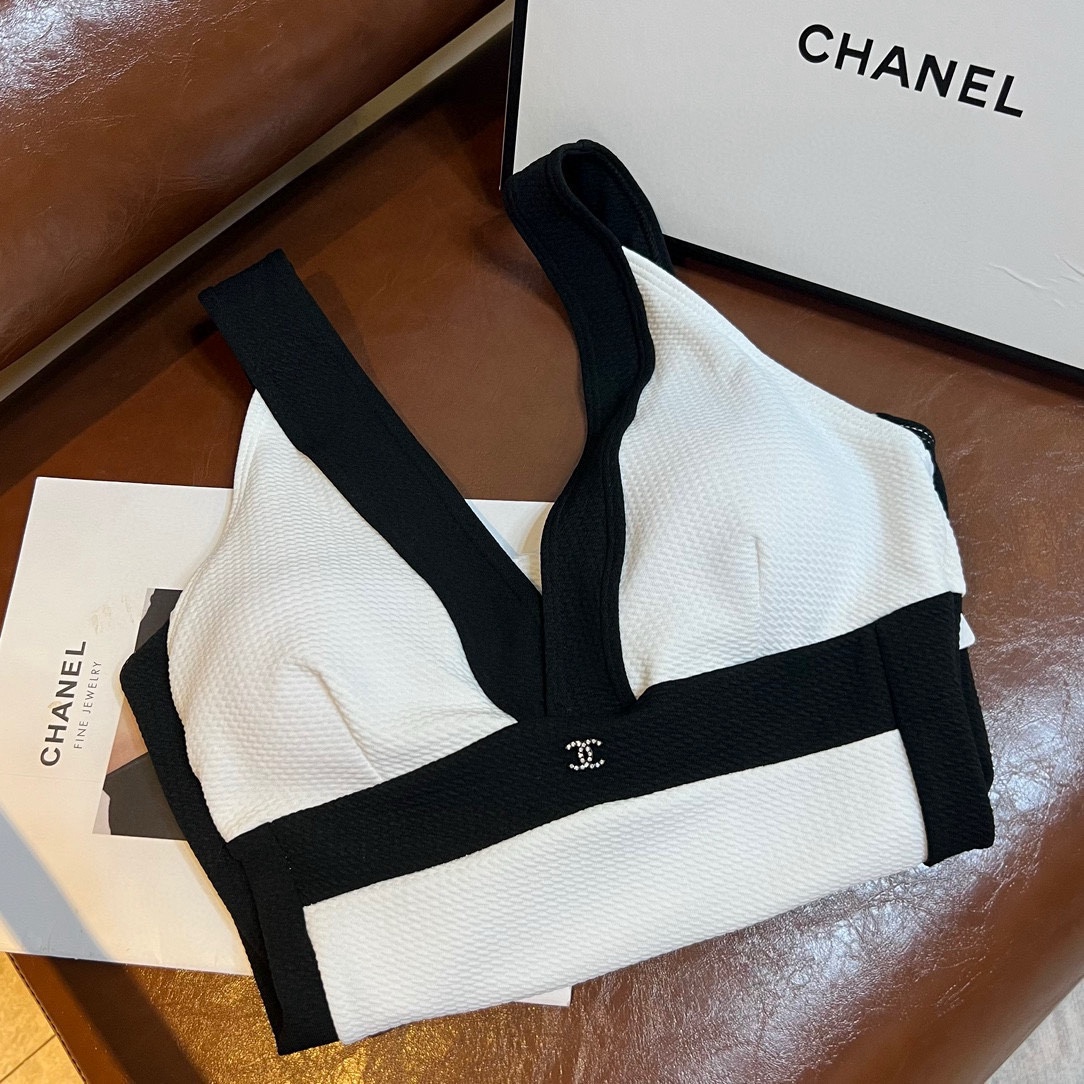 。
Chanel香奈儿度假风泳衣V领 高级定制 时尚大方简约款，小香风我名媛挚爱，S M L 黑 白两色