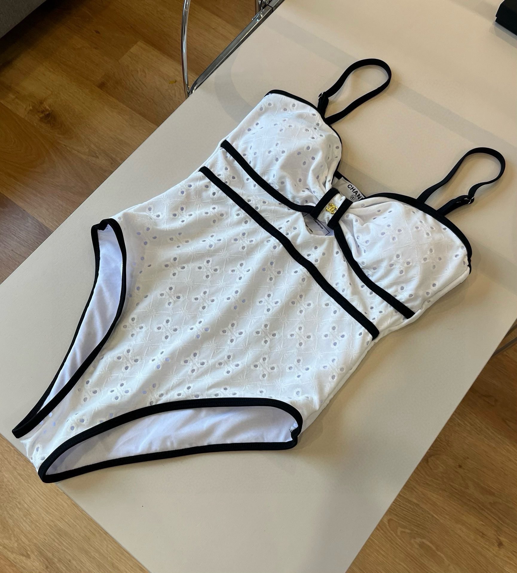  🆕
Chanel 香奈儿连体泳衣 😍🥰适合多种场景的游泳衣🏊‍♀️海边 游泳池 温泉 水上乐园 漂流都