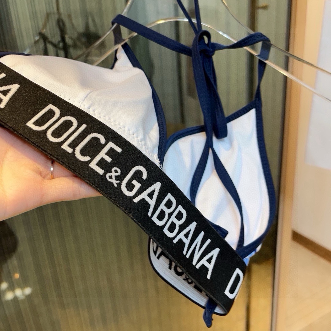 。
D&G新款高弹力健身瑜伽服运动套装~塑腰小背心（带胸垫）+修身提臀显瘦打底裤脚          码