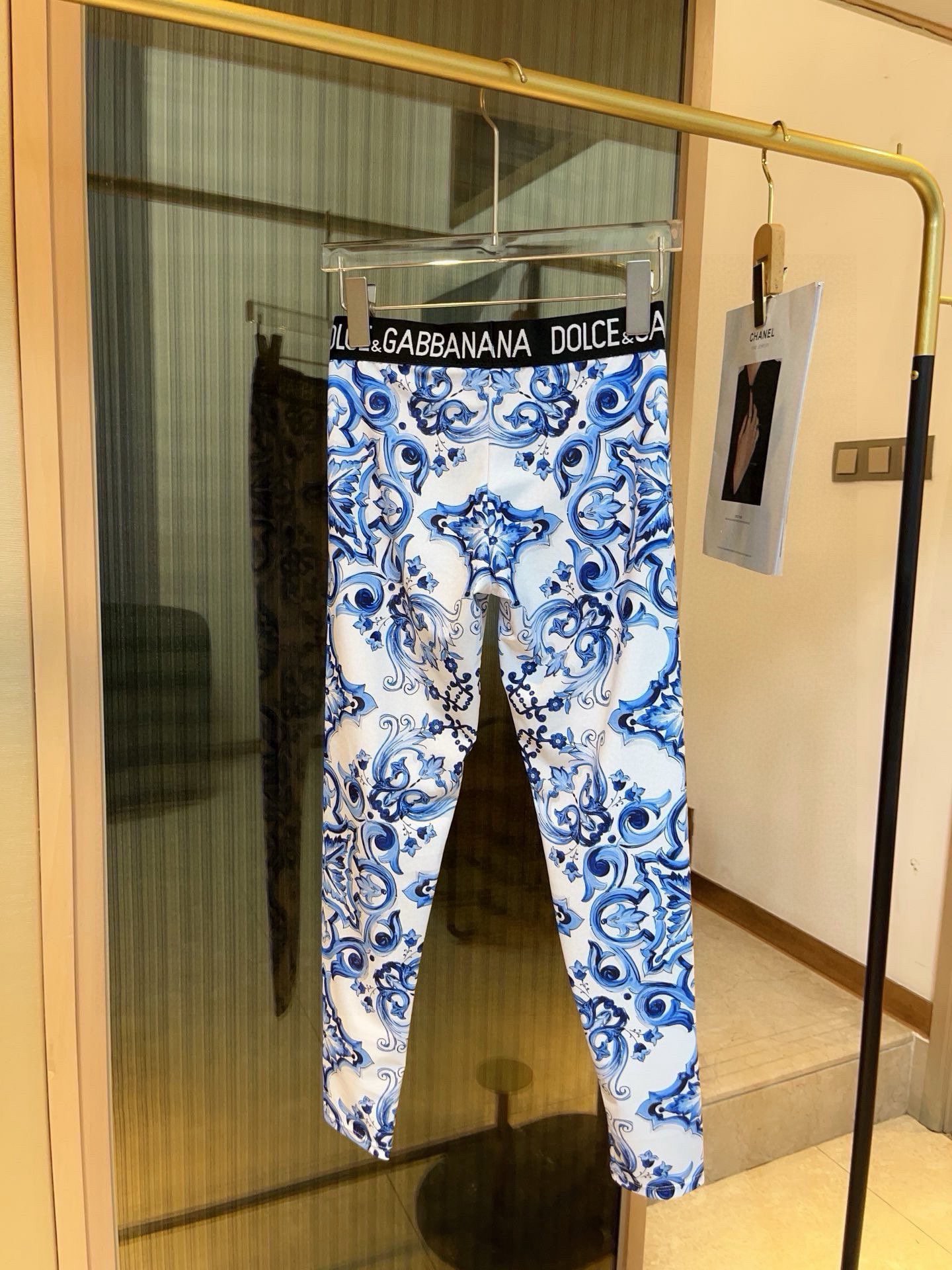 。
D&G新款高弹力健身瑜伽服运动套装~塑腰小背心（带胸垫）+修身提臀显瘦打底裤脚          码