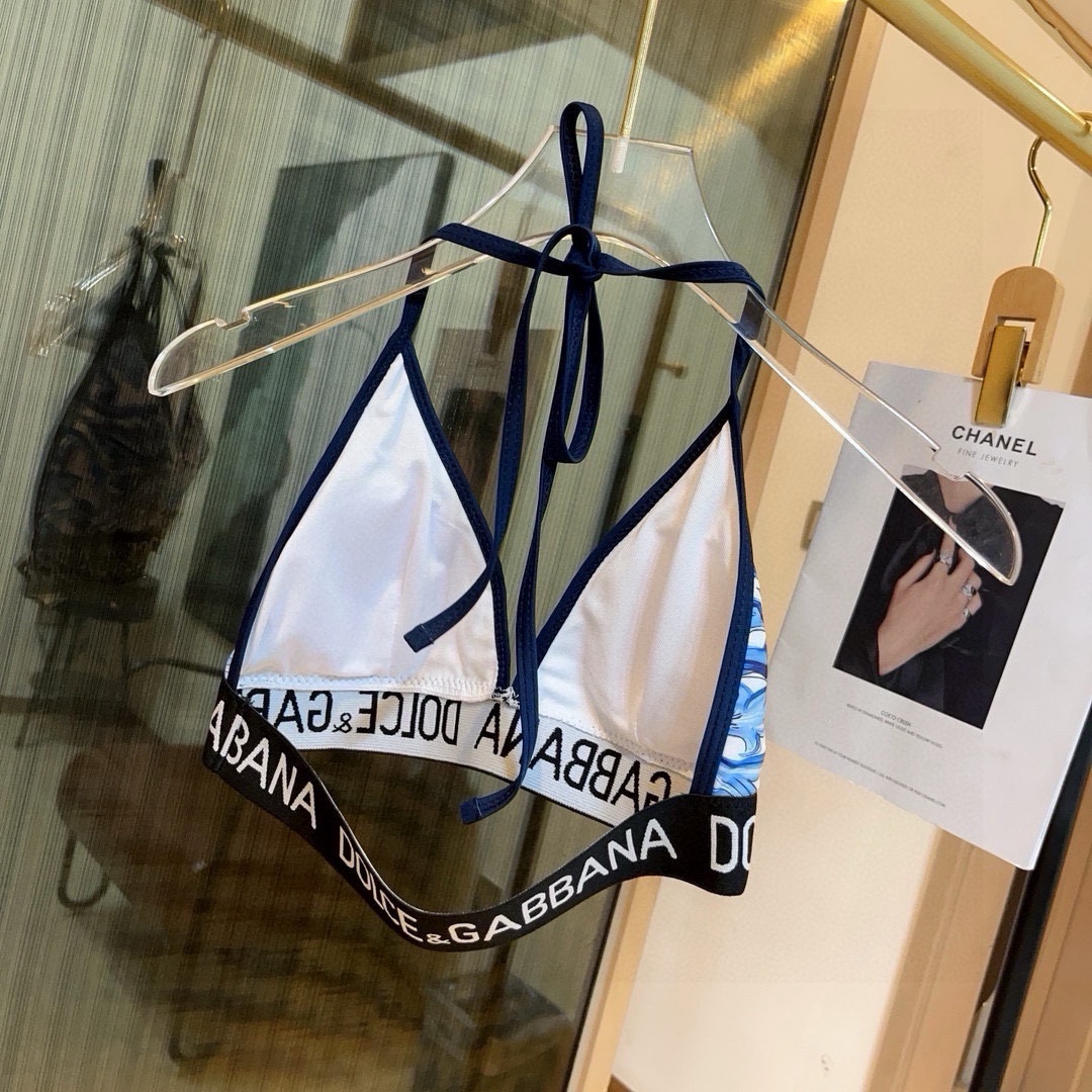 。
D&G新款高弹力健身瑜伽服运动套装~塑腰小背心（带胸垫）+修身提臀显瘦打底裤脚          码