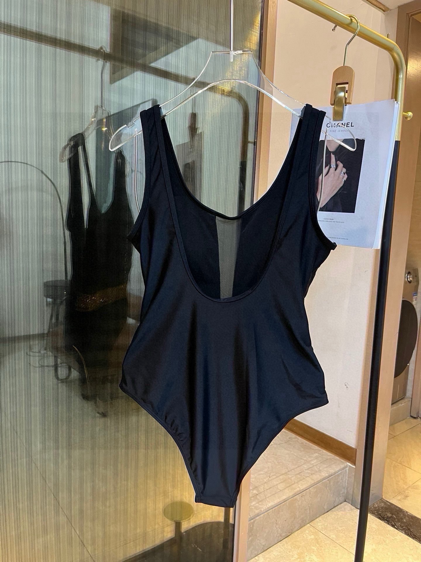 。
Dior迪奥新款连体泳衣  😍🥰适合多种场景的游泳衣🏊‍♀️海边 游泳池 温泉 水上乐园 漂流都可以
