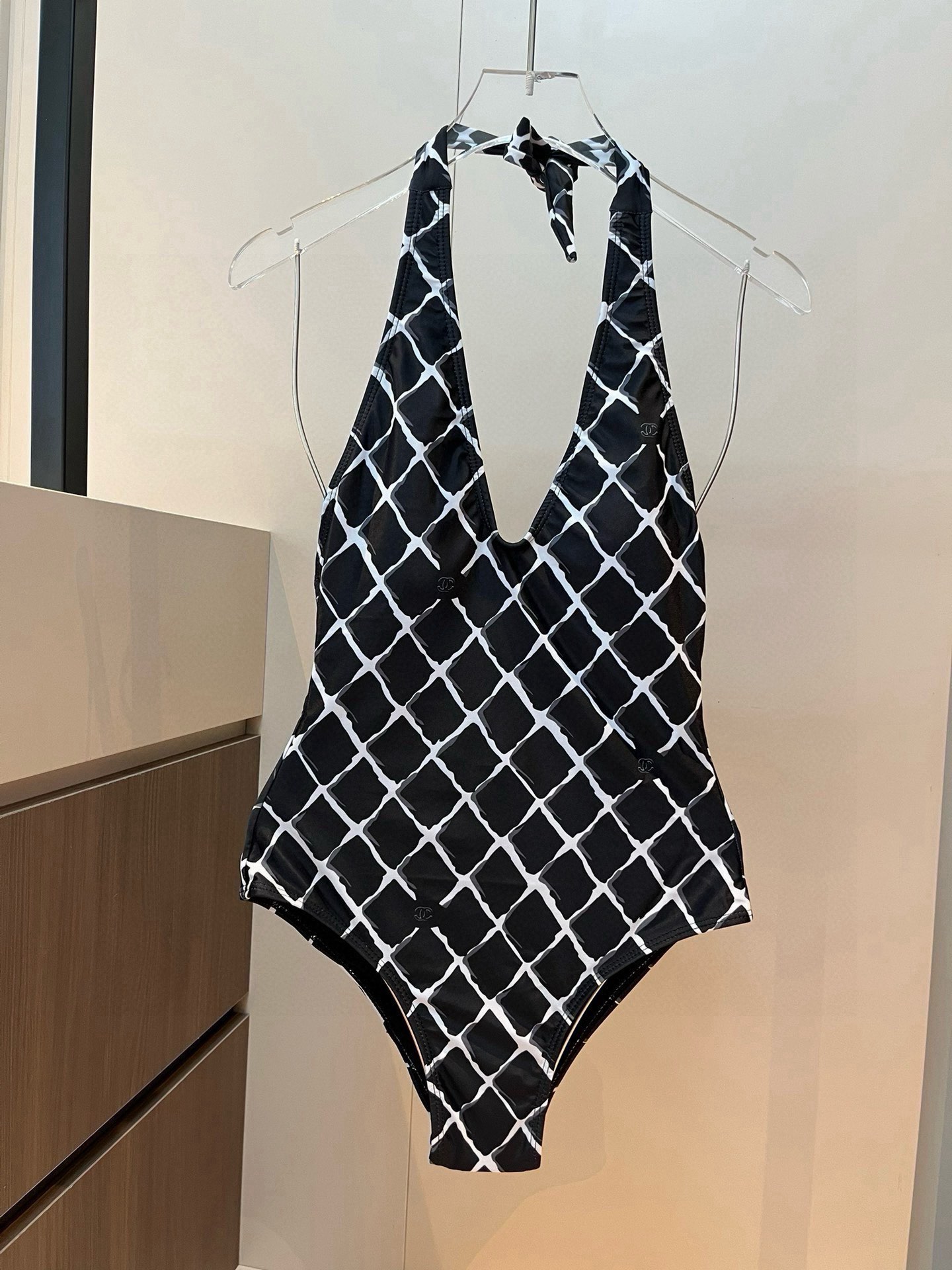 。
Chanel香奈儿新款连体泳衣  😍🥰适合多种场景的游泳衣🏊‍♀️海边 游泳池 温泉 水上乐园 漂流