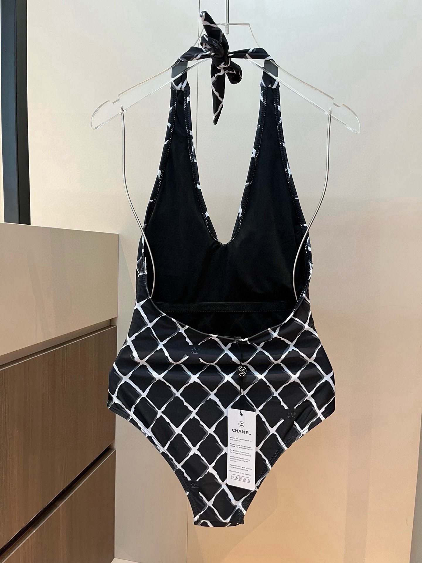 。
Chanel香奈儿新款连体泳衣  😍🥰适合多种场景的游泳衣🏊‍♀️海边 游泳池 温泉 水上乐园 漂流