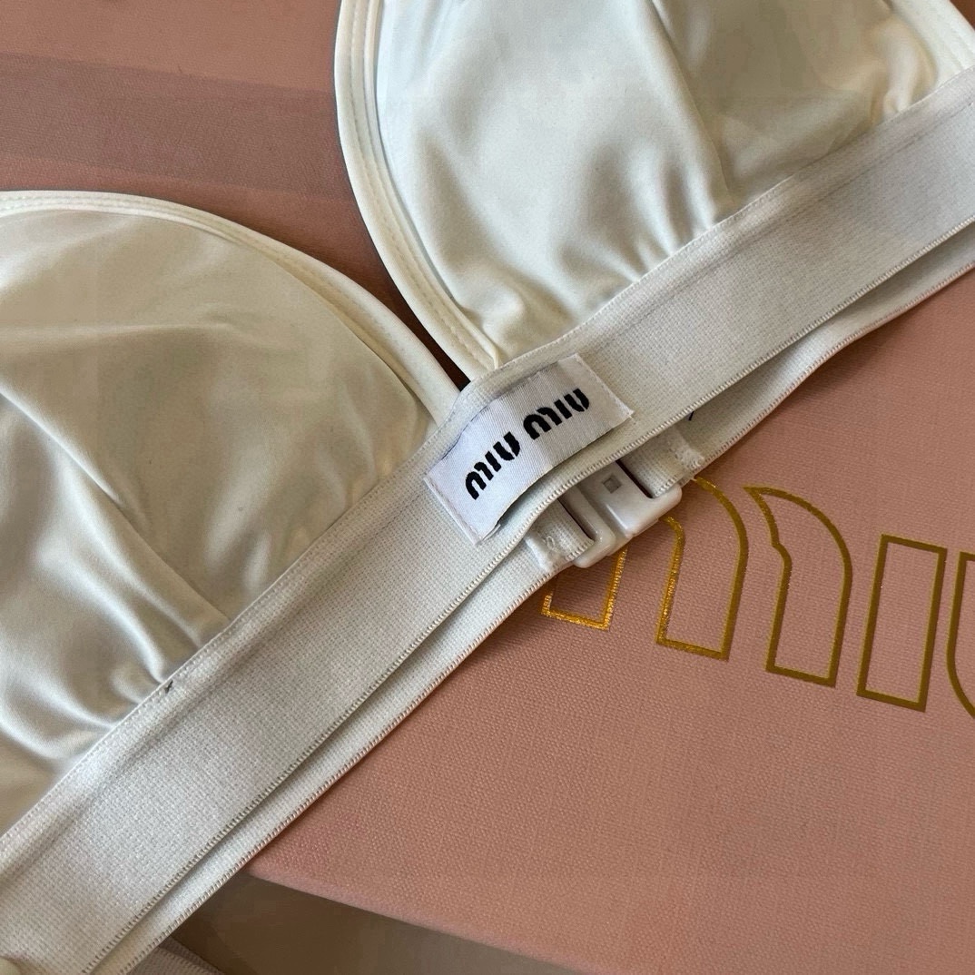  🆕

miumiu缪缪新款比基尼😍🥰适合多种场景的游泳衣🏊‍♀️海边 游泳池 温泉 水上乐园 漂流都可
