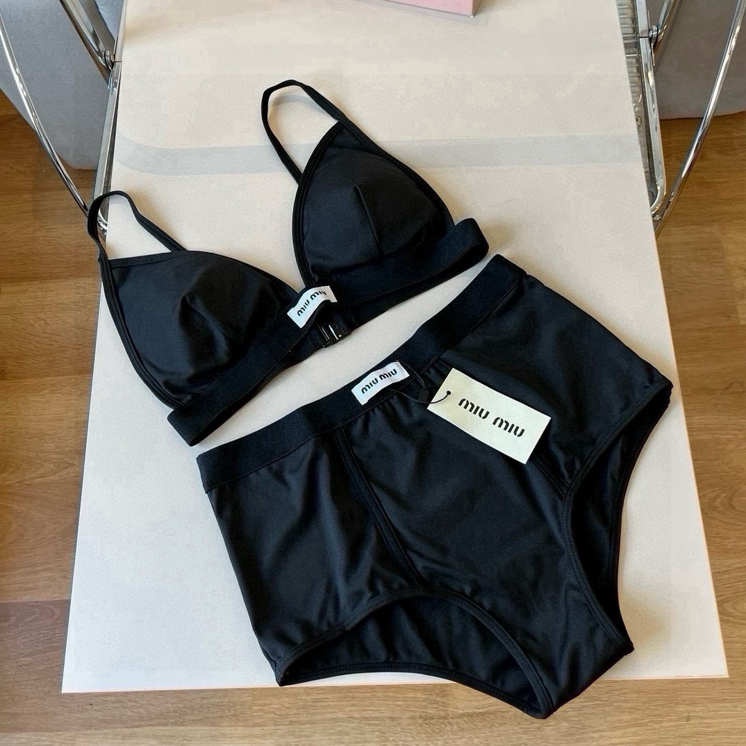  🆕

miumiu缪缪分体套装新款分体泳衣😍🥰适合多种场景的游泳衣🏊‍♀️海边 游泳池 温泉 水上乐园