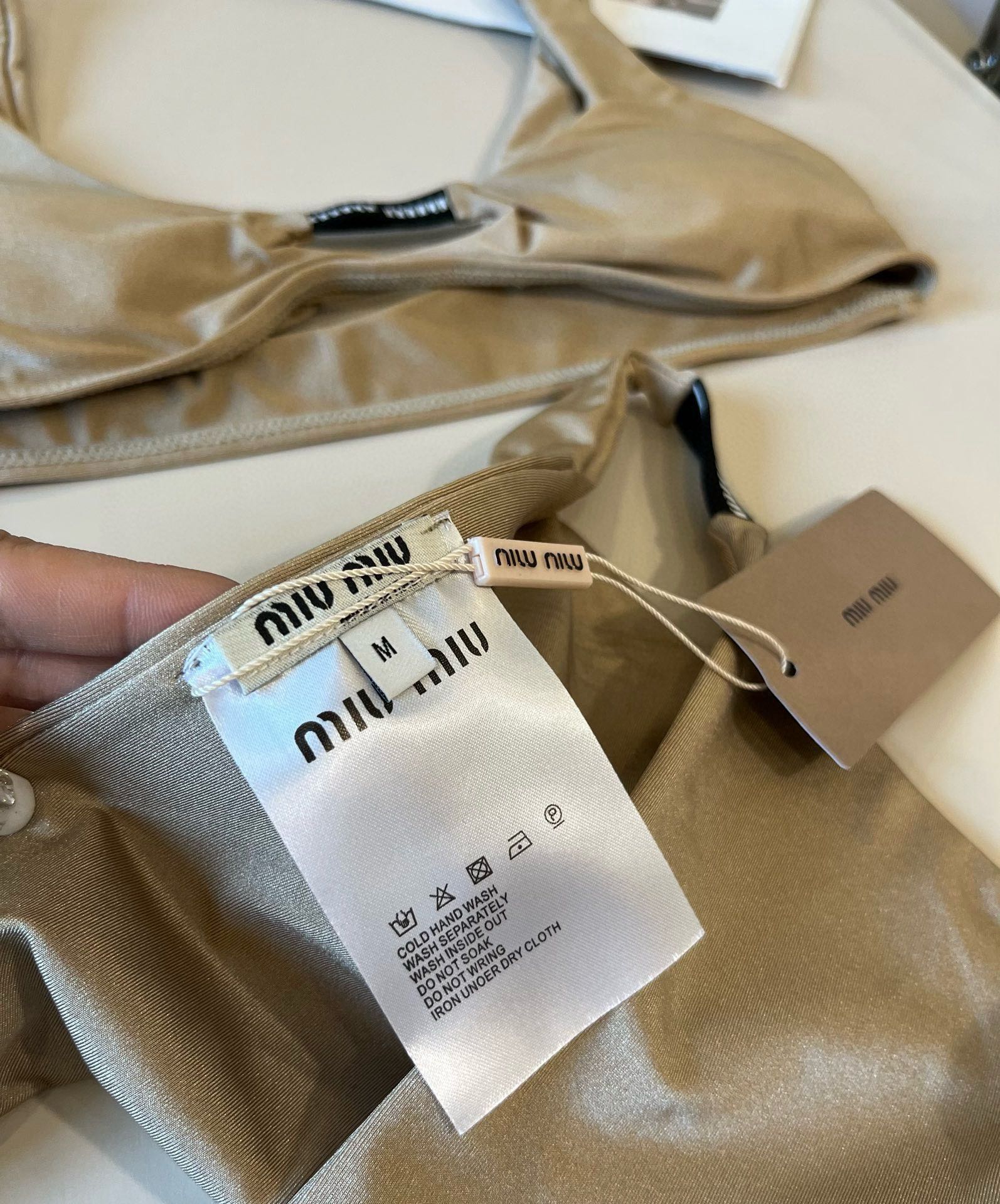 🆕
miumiu缪缪新款比基尼😍🥰适合多种场景的游泳衣🏊‍♀️海边 游泳池 温泉 水上乐园 漂流都可以