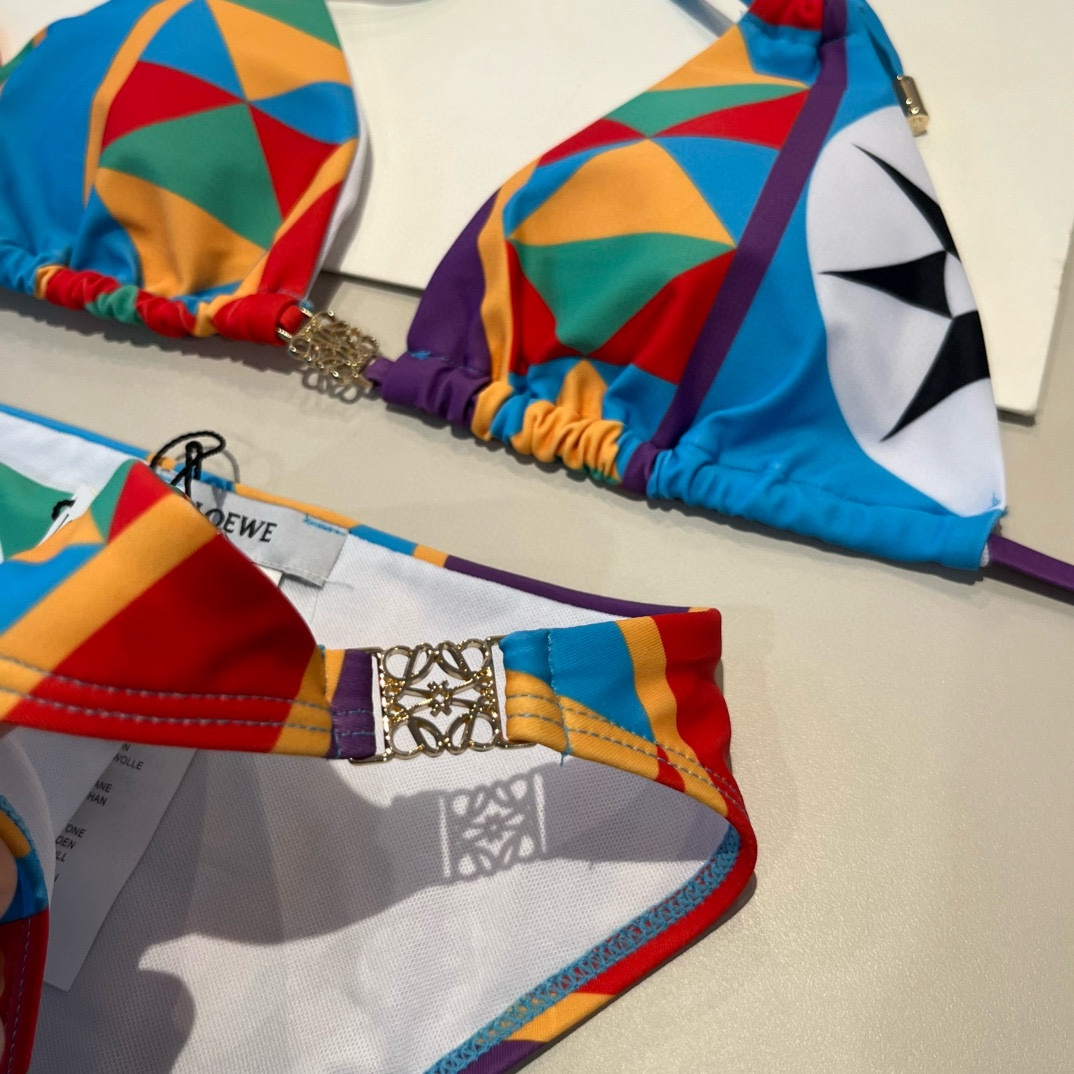 。
罗意威LOEWE新款比基尼泳衣👙❤️😍🥰适合多种场景的游泳衣🏊‍♀️海边 游泳池 温泉 水上乐园 漂