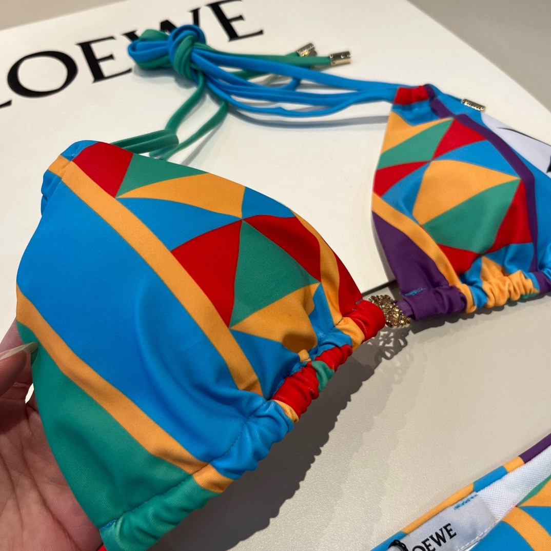 。
罗意威LOEWE新款比基尼泳衣👙❤️😍🥰适合多种场景的游泳衣🏊‍♀️海边 游泳池 温泉 水上乐园 漂